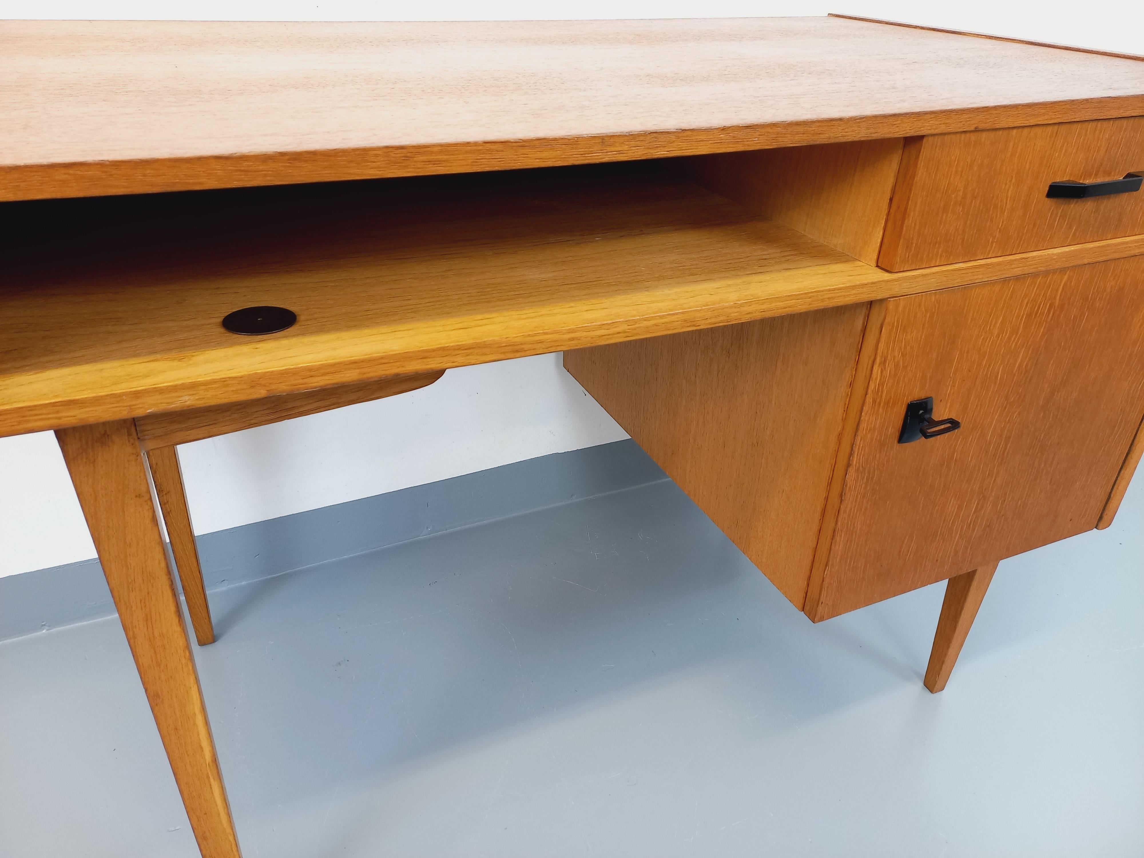 Bureau vintage en bois de chêne des années 60 6