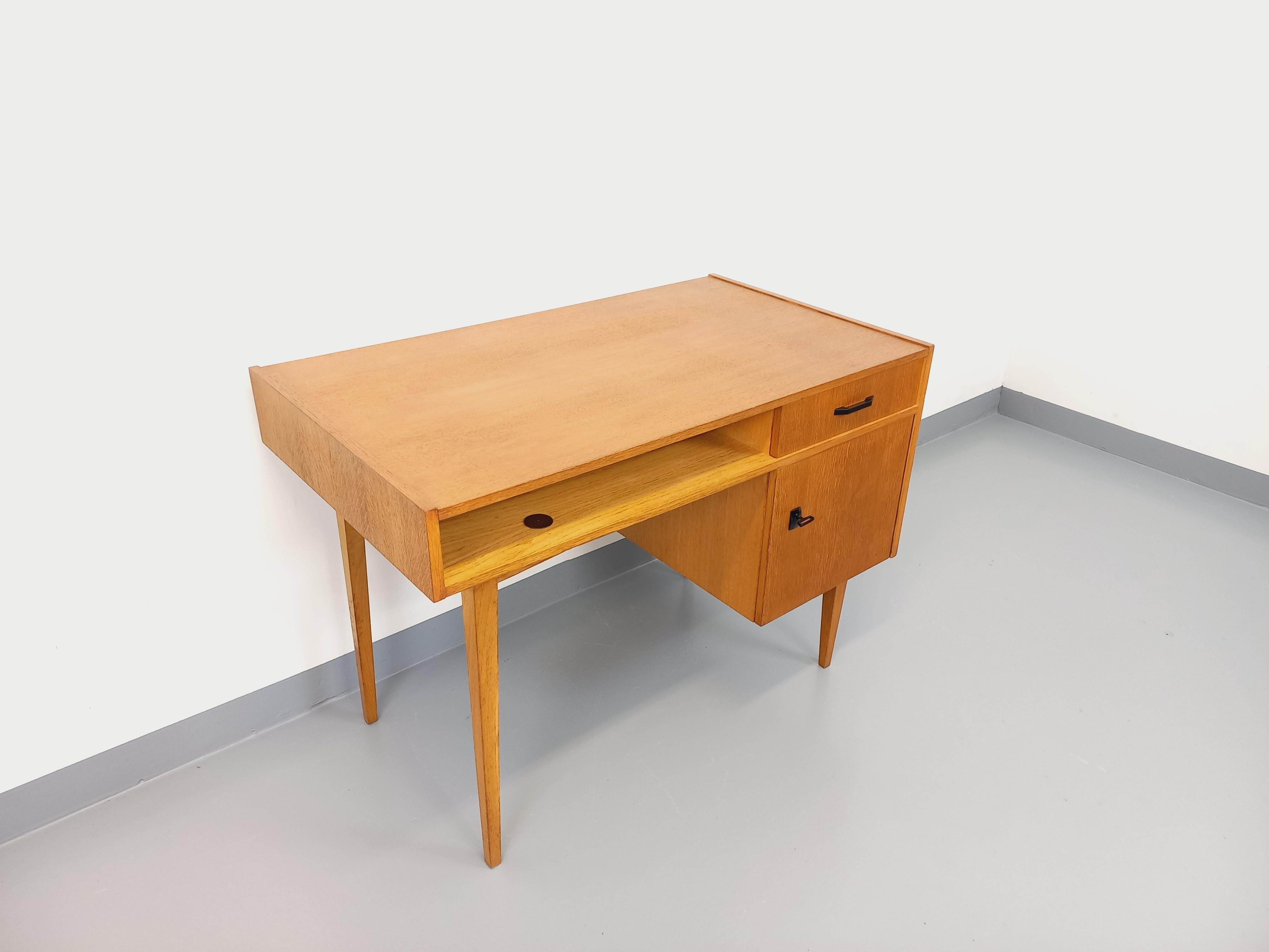 Bureau vintage en bois de chêne des années 60 7