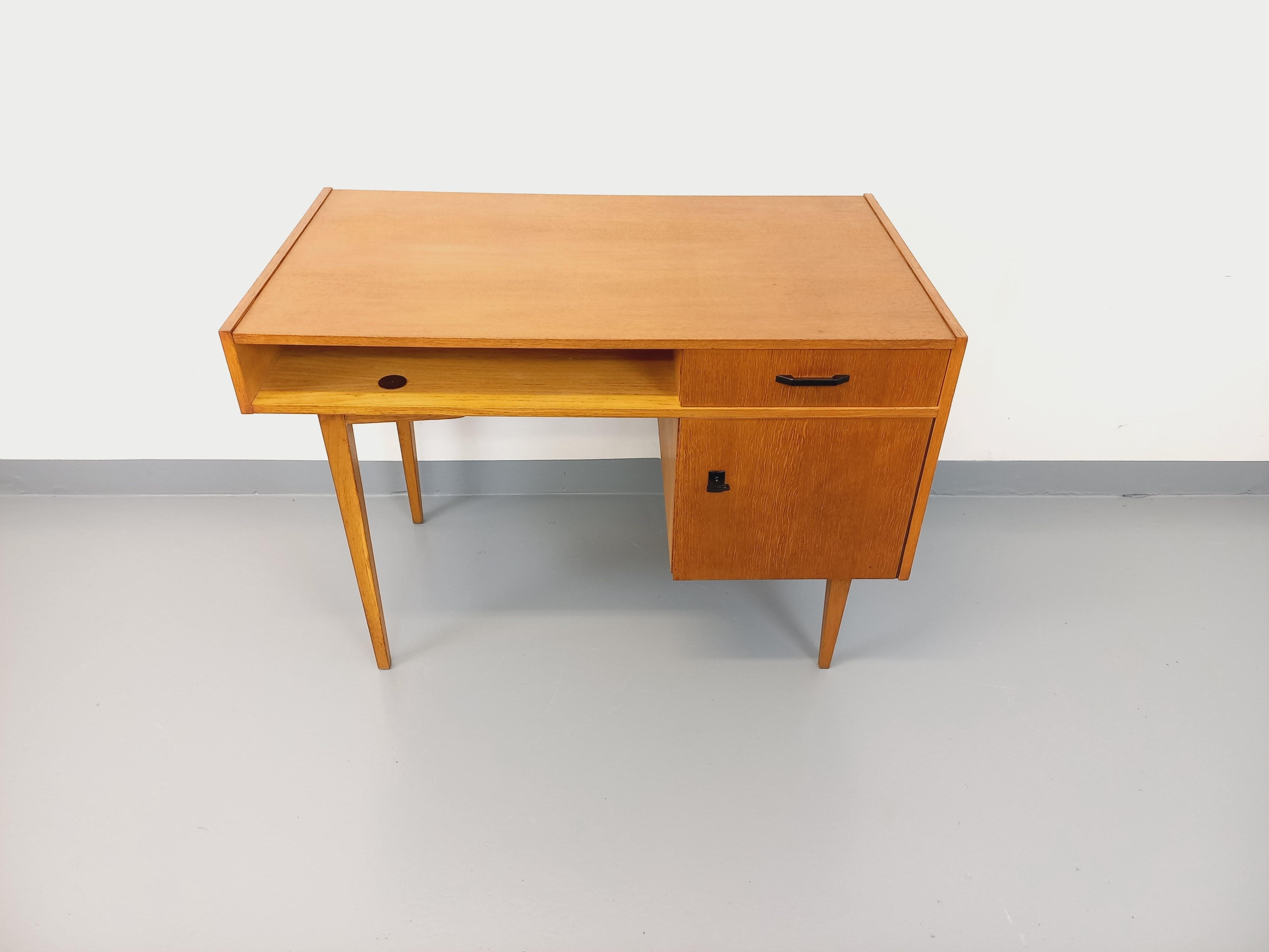 Bureau vintage en bois de chêne des années 60 8