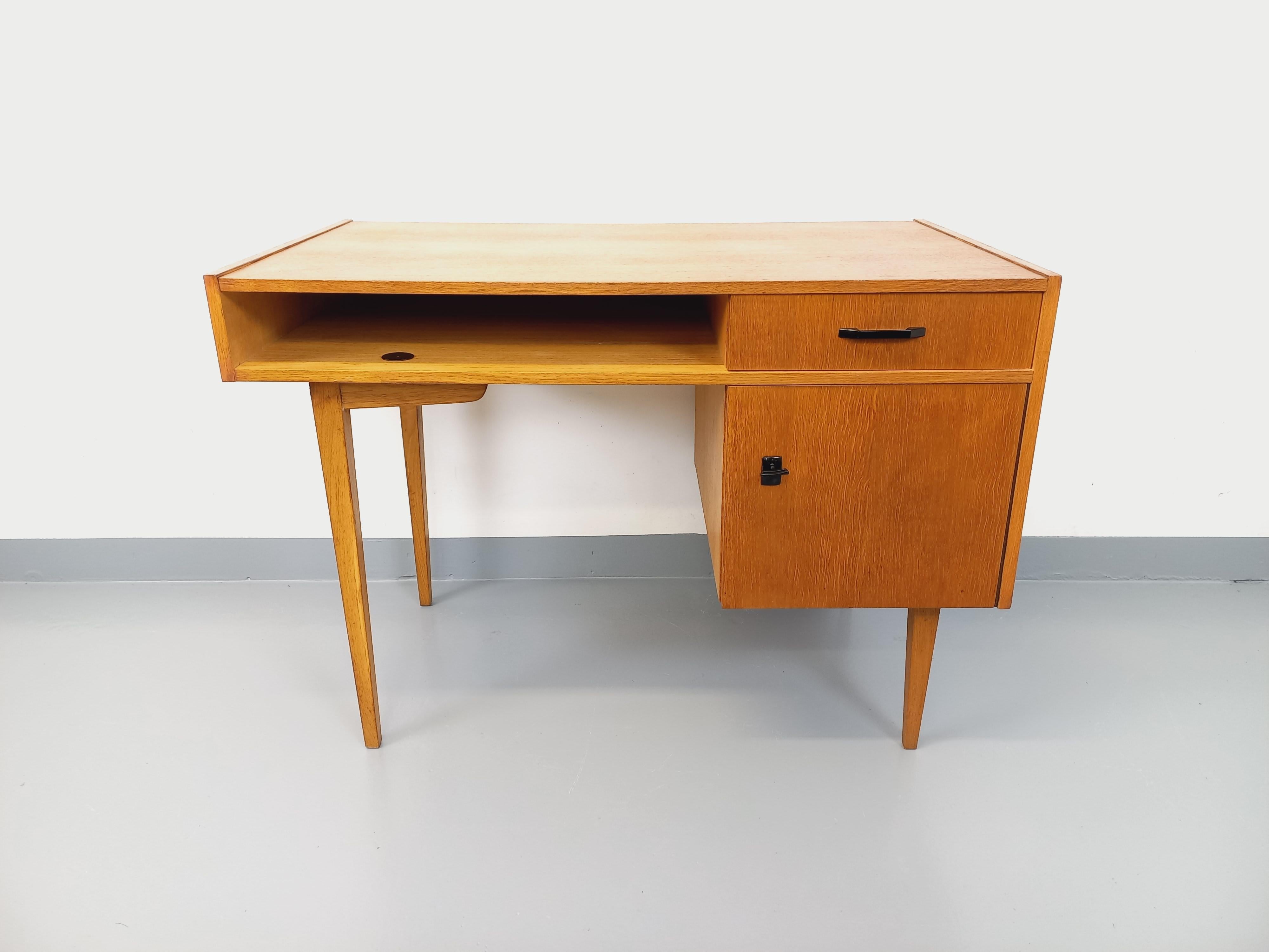 Bureau vintage en bois de chêne des années 60 Moderno de mediados de siglo