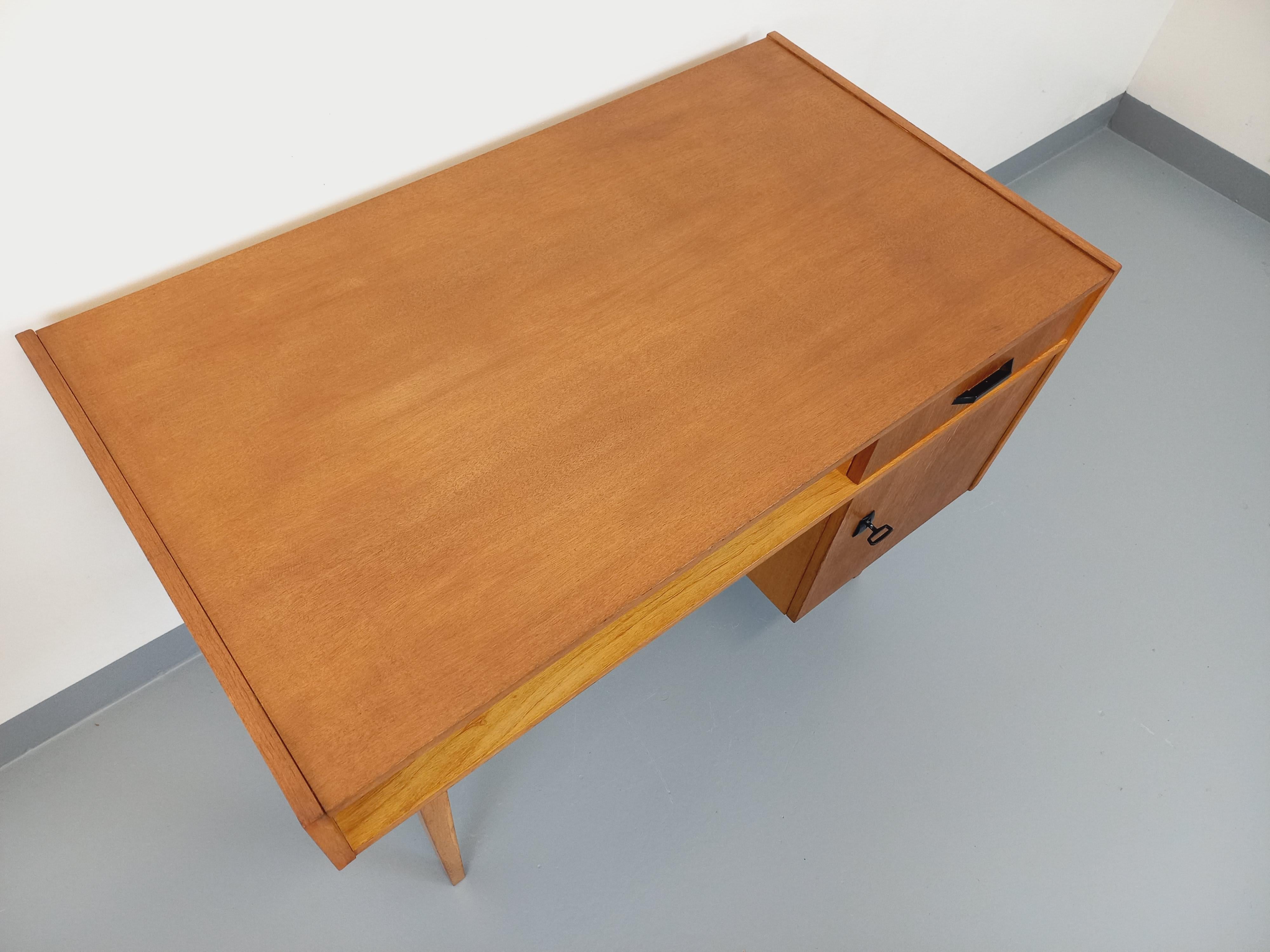 Bureau vintage en bois de chêne des années 60 Francés