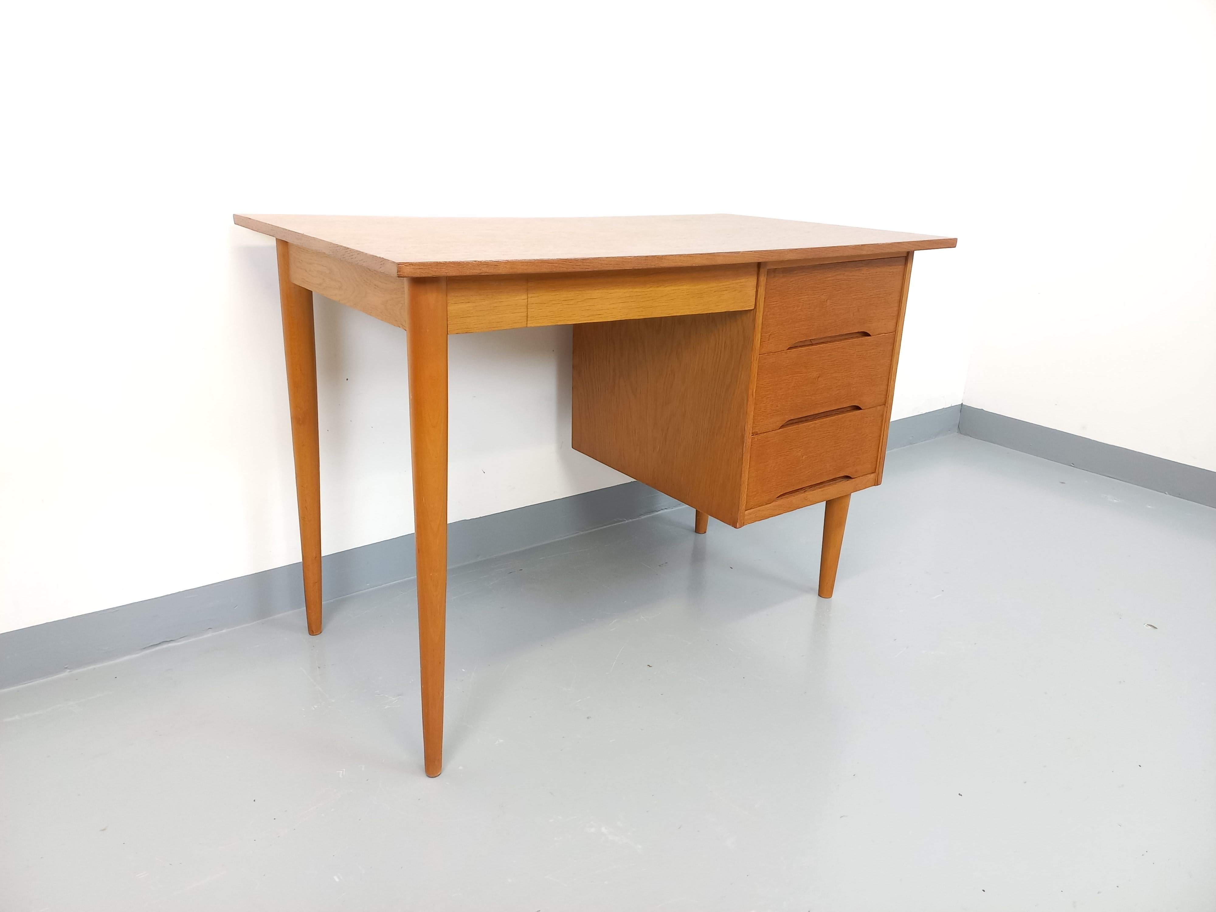 Bureau vintage en bois de chêne des années 60 Francés