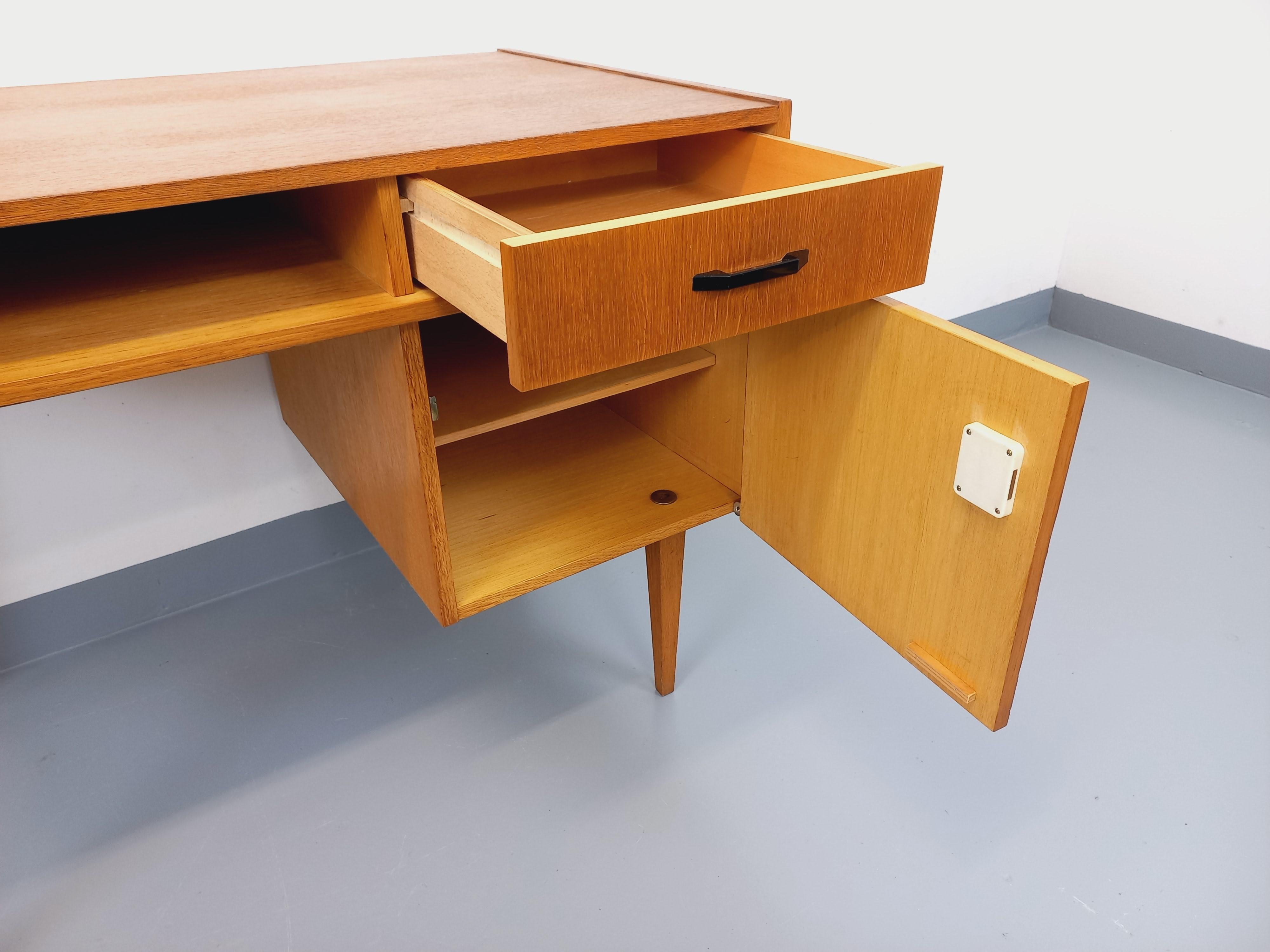 Bureau vintage en bois de chêne des années 60 en Bueno Estado en BESANÇON, FR