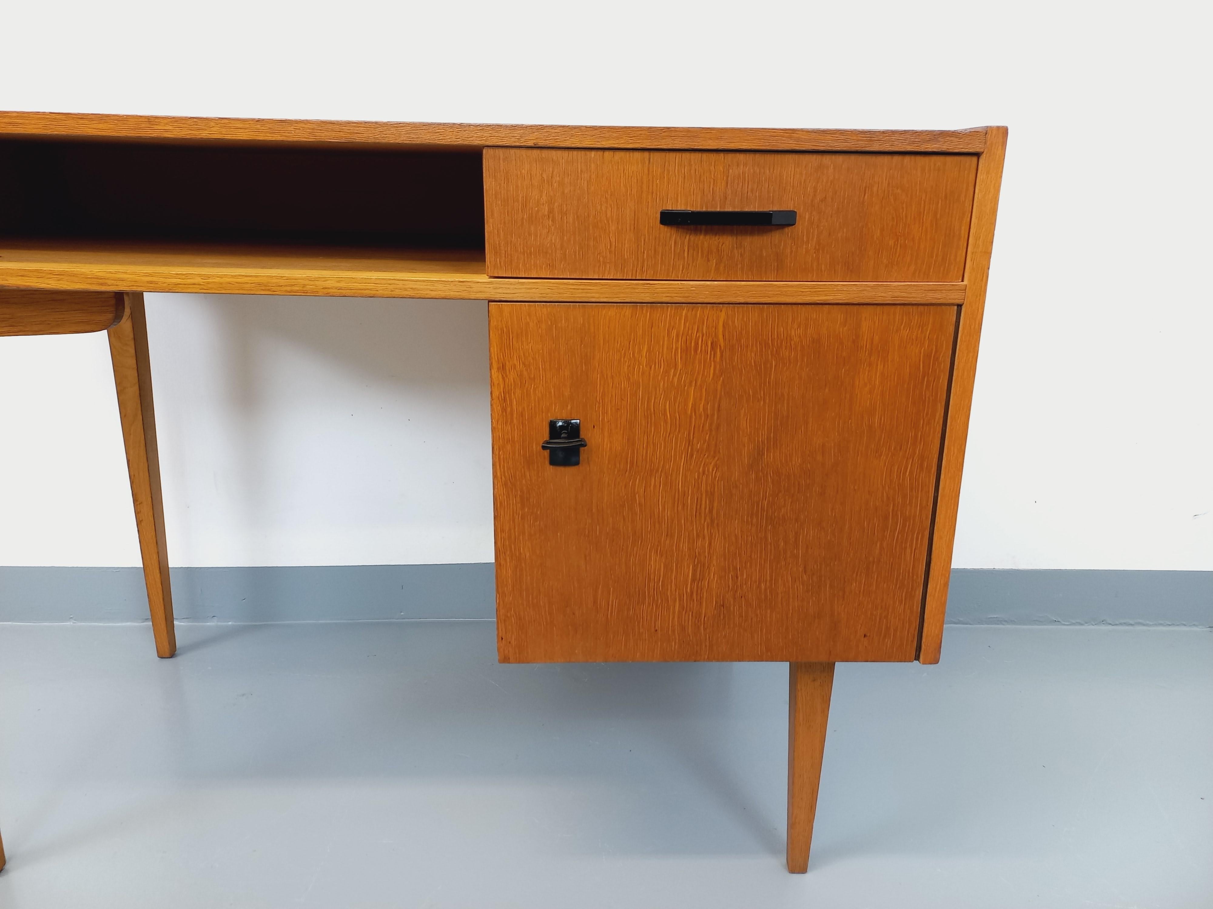 Bureau vintage en bois de chêne des années 60 mediados del siglo XX