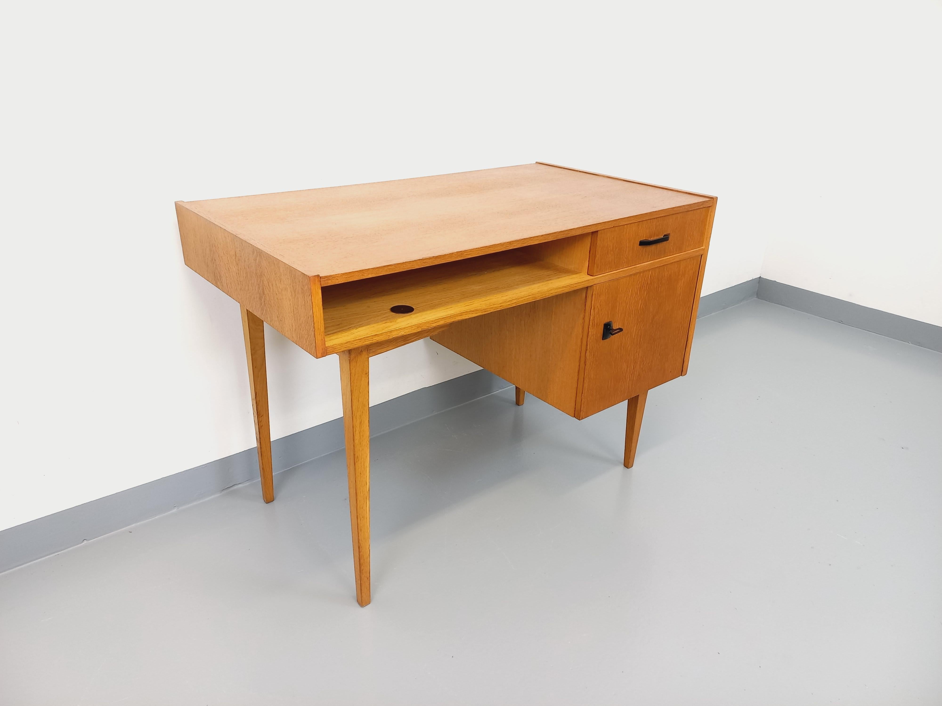 Bureau vintage en bois de chêne des années 60 2