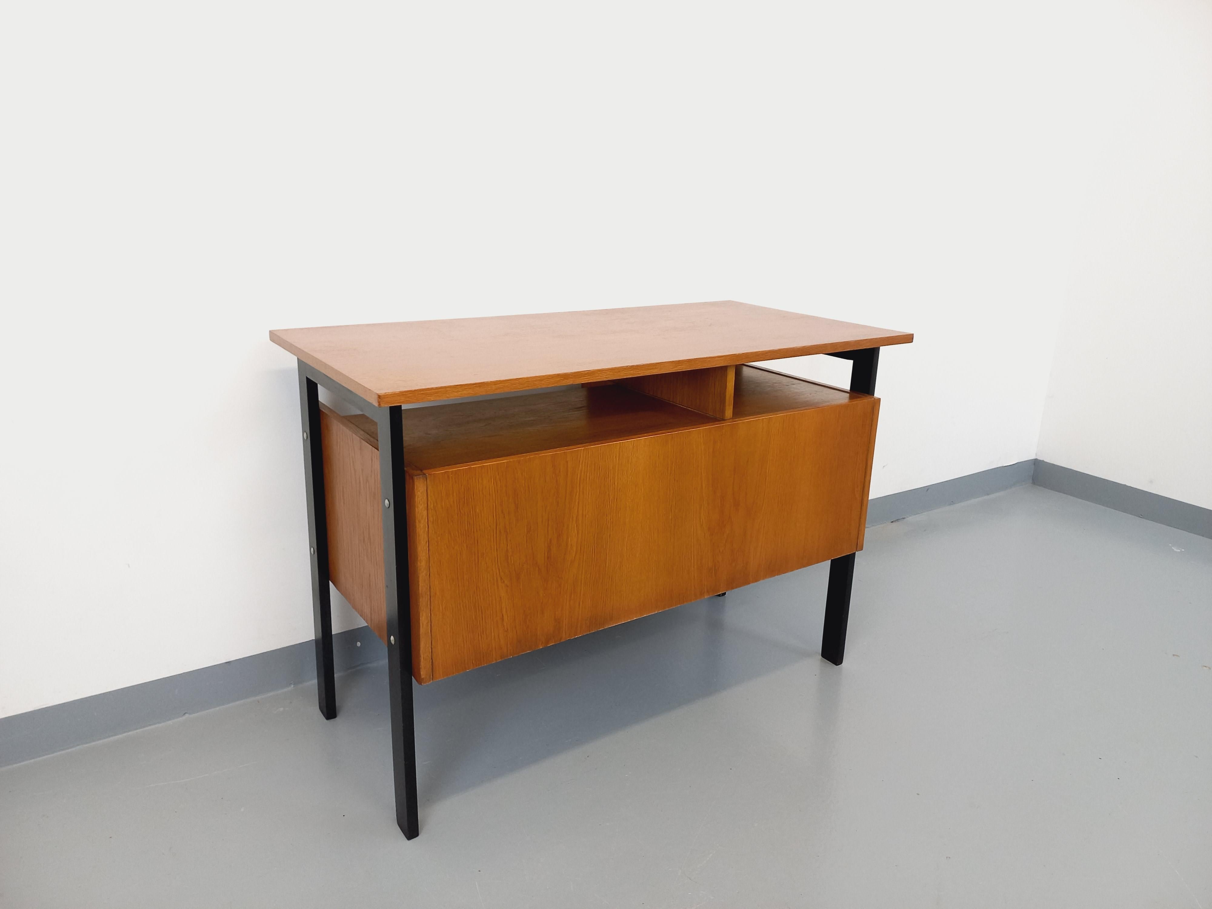 Ufficio d'epoca degli anni '60, di grande design, in bois de chêne doré e bois peint en noir, 2 tiriirs e 2 nicchie aperte, jolies poignées en bois noir (la serrure est sans clé). Très bon état général, plateau poncé et verni, reste deux marques