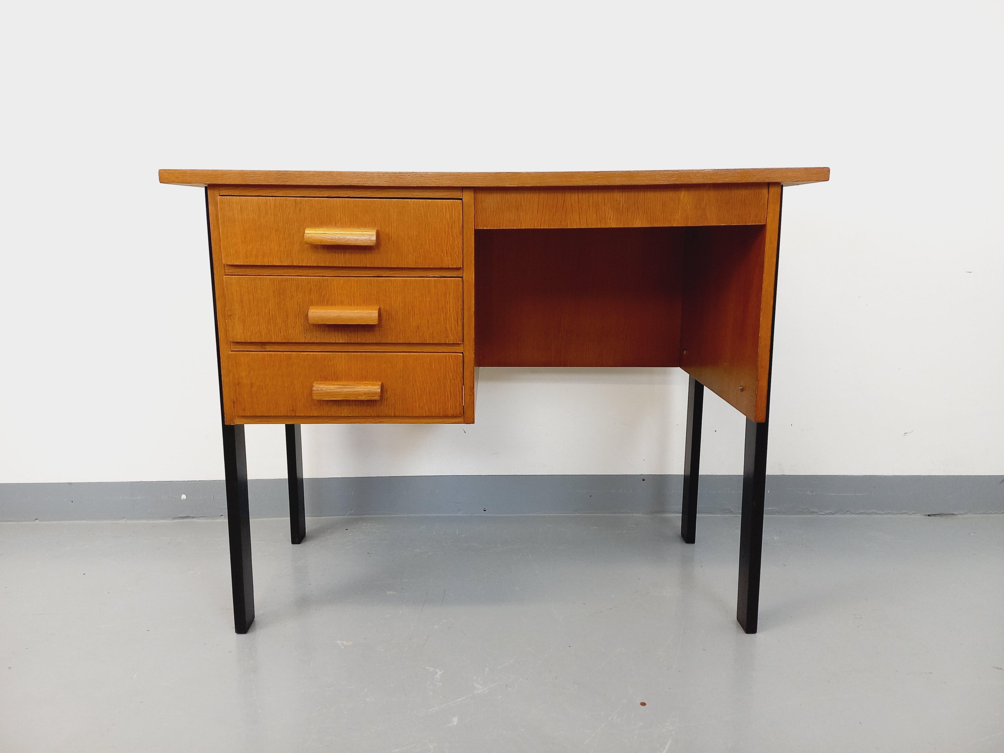 Ufficio vintage degli anni '60, in bois de chêne doré e bois peint en noir, 3 tiri, jolies poignées en bois. Très bon état général avec quelques signes du temps qui passe, plateau poncé et verni. Può essere utilizzato al centro di una pièce (le dos