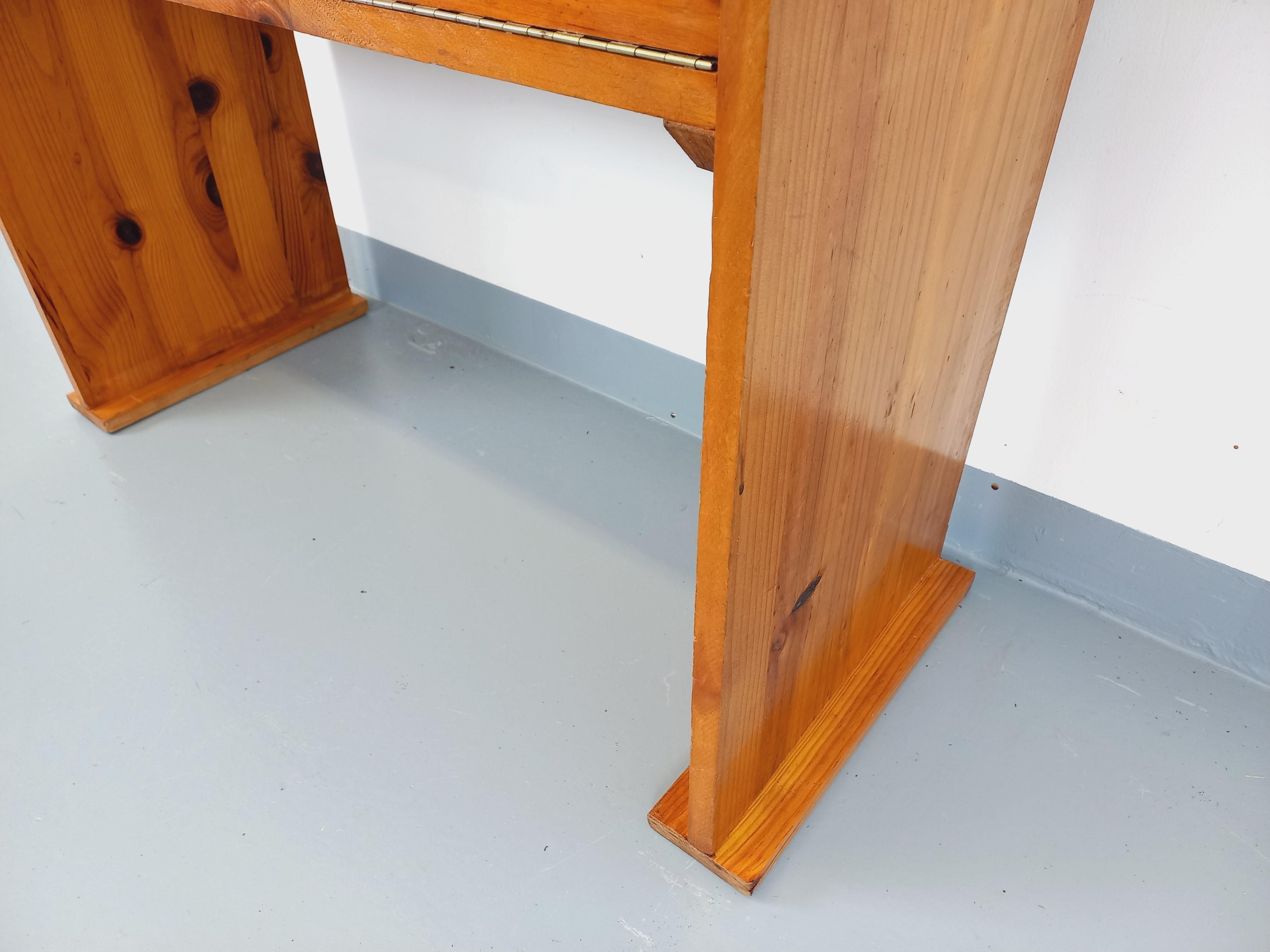 Ufficio vintage degli anni '70-'80, in legno, con piedini a slitta, in stile chalet di montagna secondo il gusto di Charlotte Perriand, 1 porta abattente sotto il piano con grande cassettone. Bon état général avec quelques signes et marques du temps