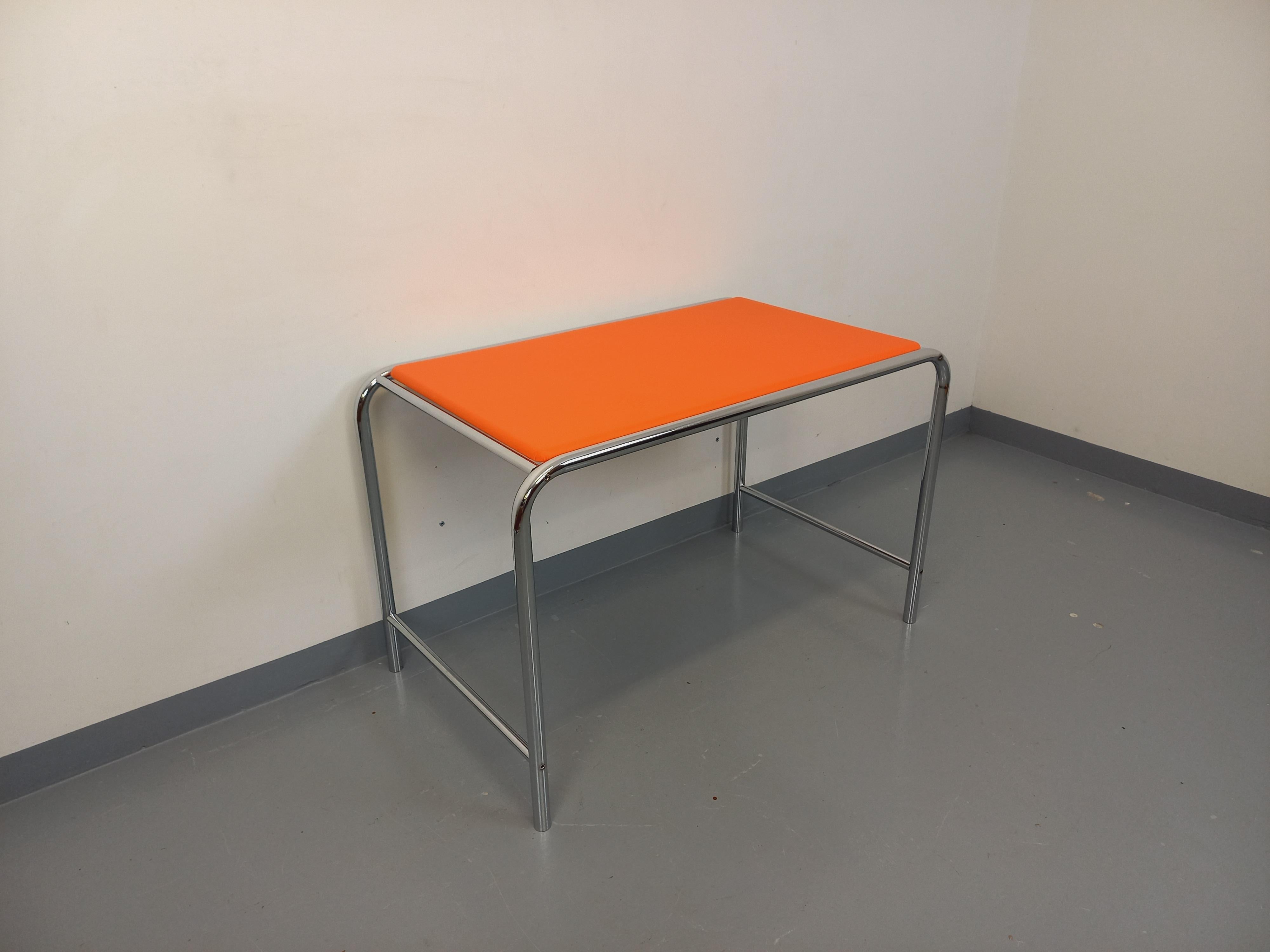 Bureau vintage en skai orange et chrome des années 70 en vente 7
