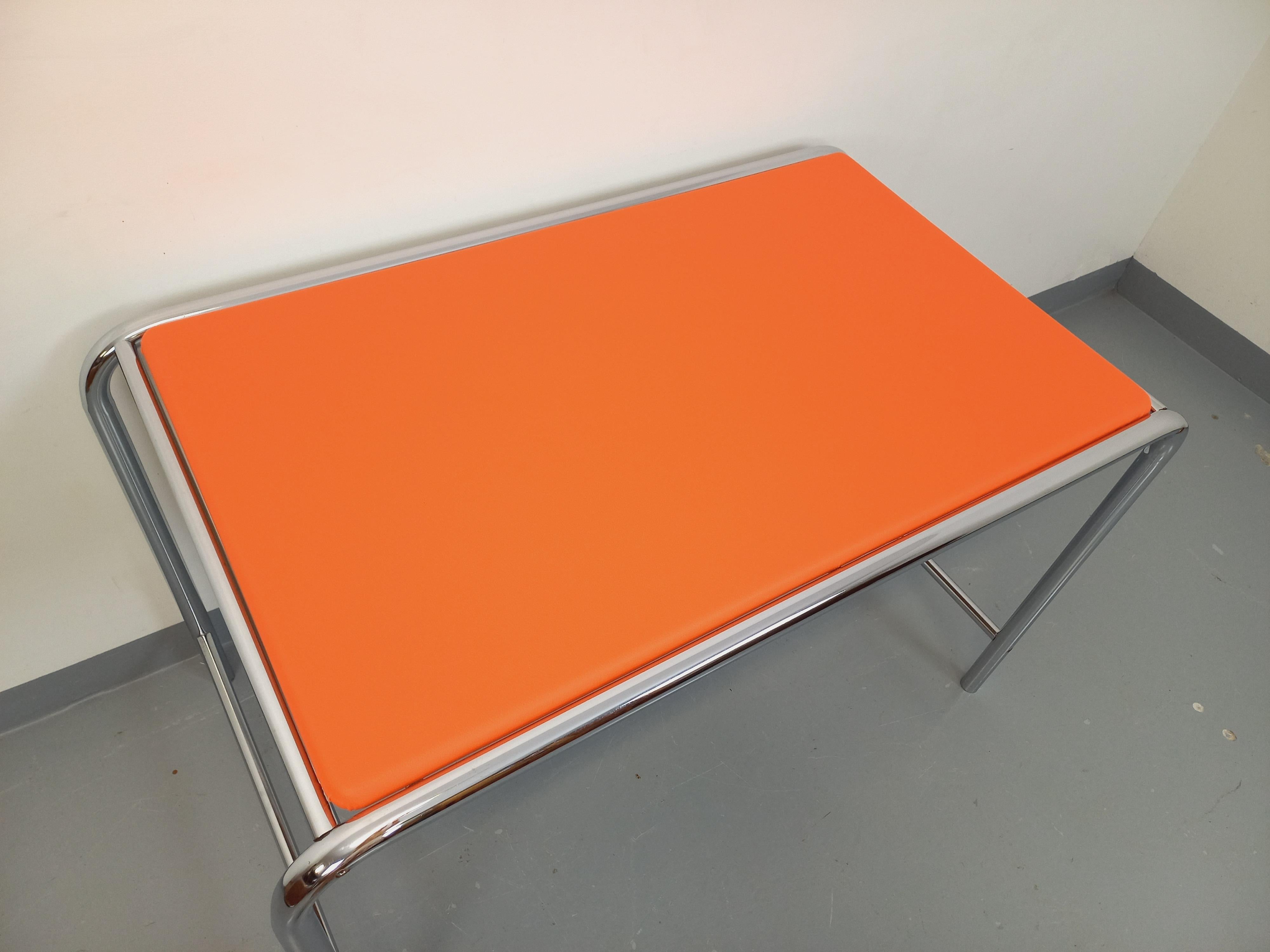 Bauhaus Bureau vintage en skai orange et chrome des années 70 en vente