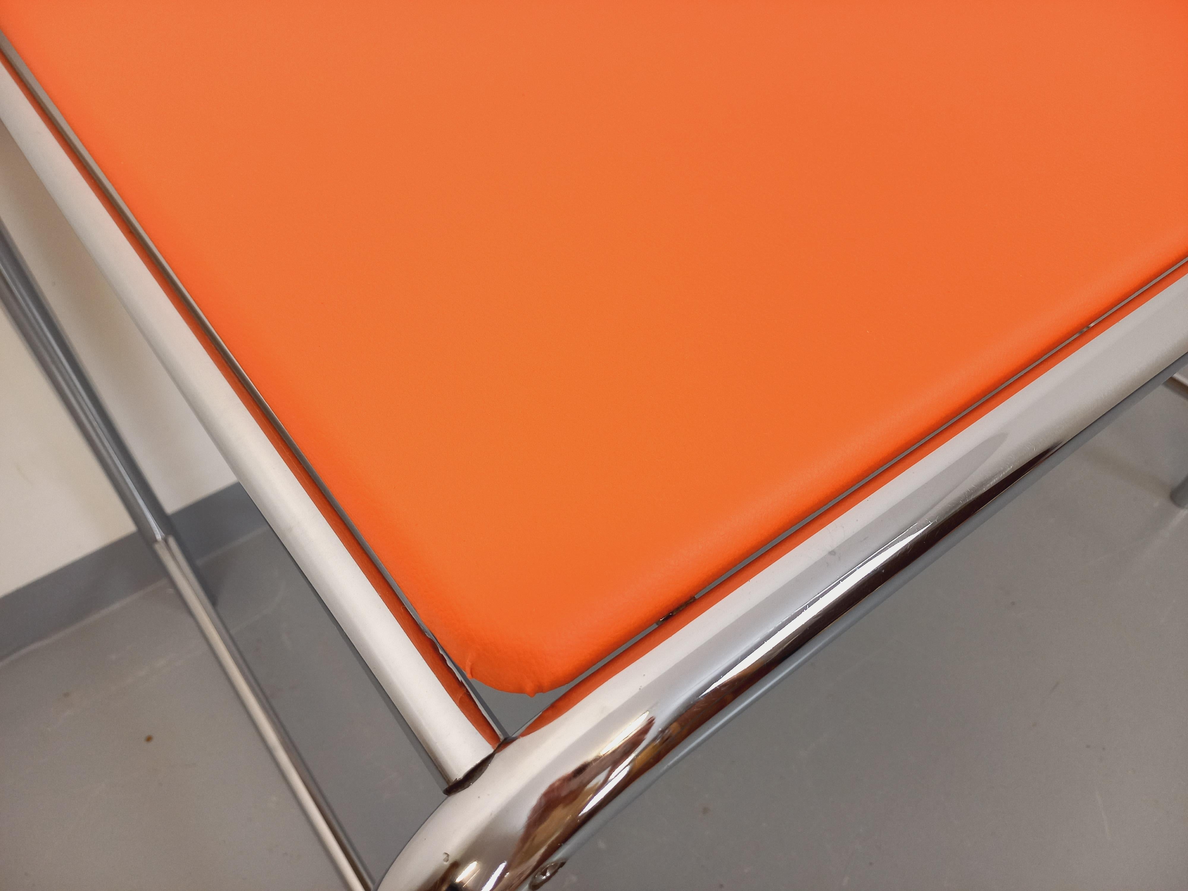 Français Bureau vintage en skai orange et chrome des années 70 en vente