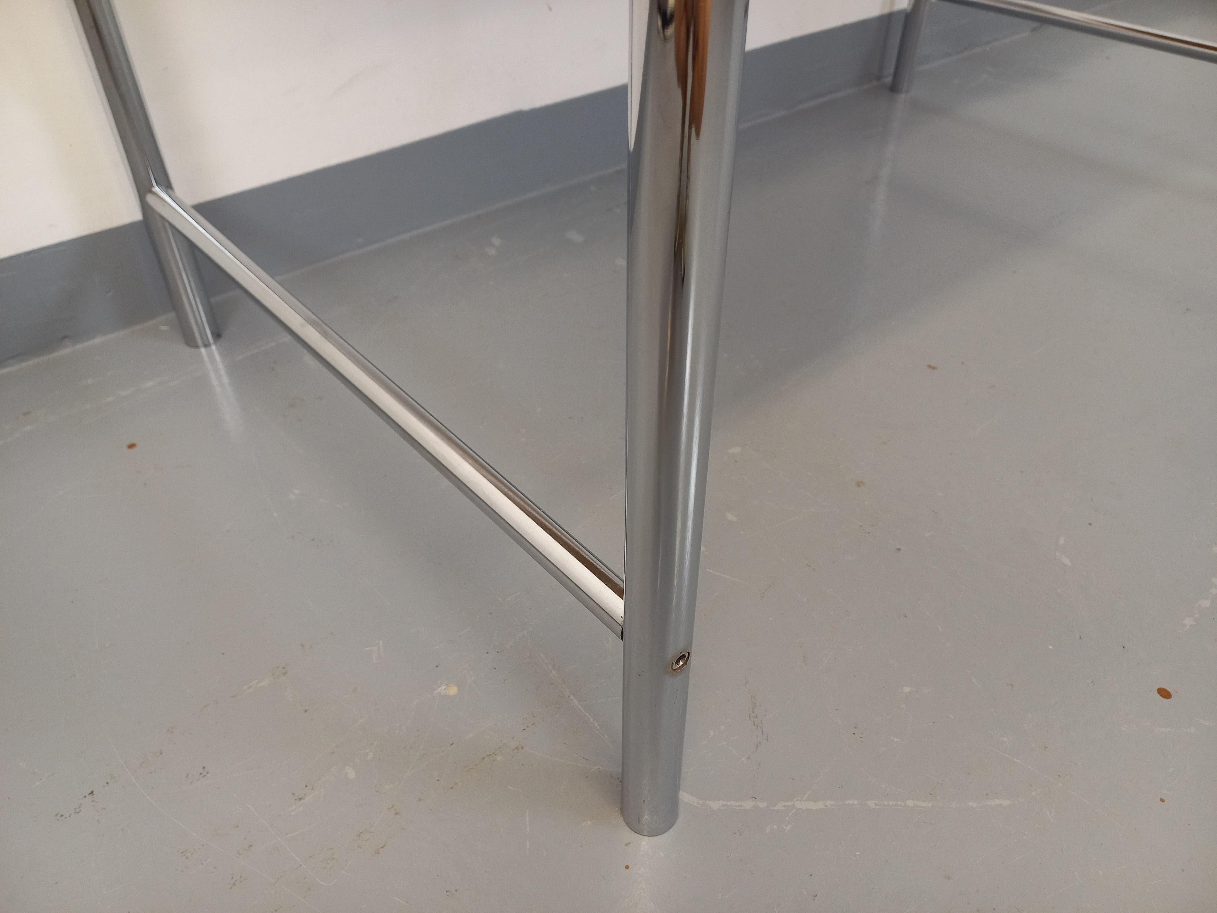 Fin du 20e siècle Bureau vintage en skai orange et chrome des années 70 en vente