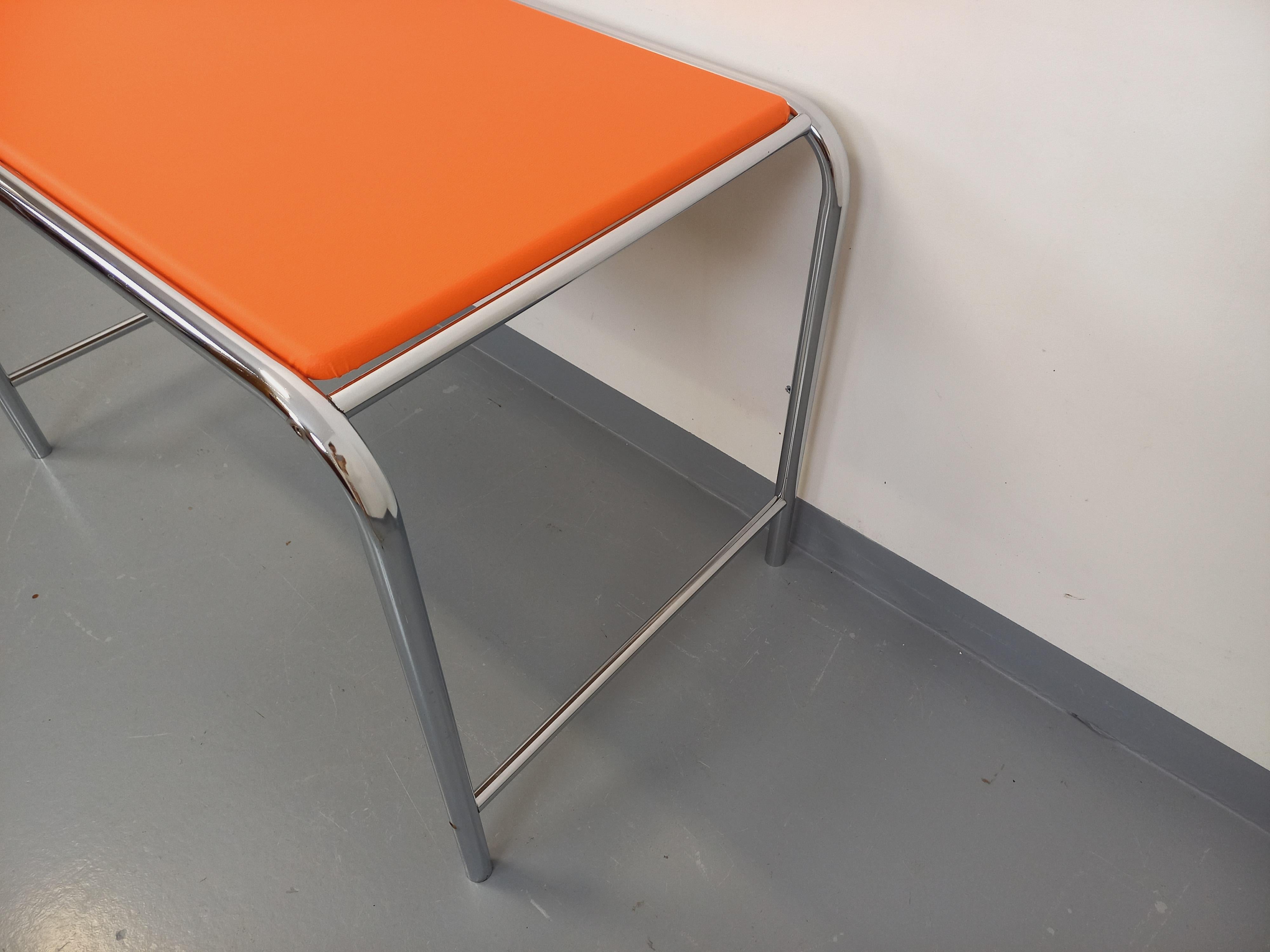Métal Bureau vintage en skai orange et chrome des années 70 en vente