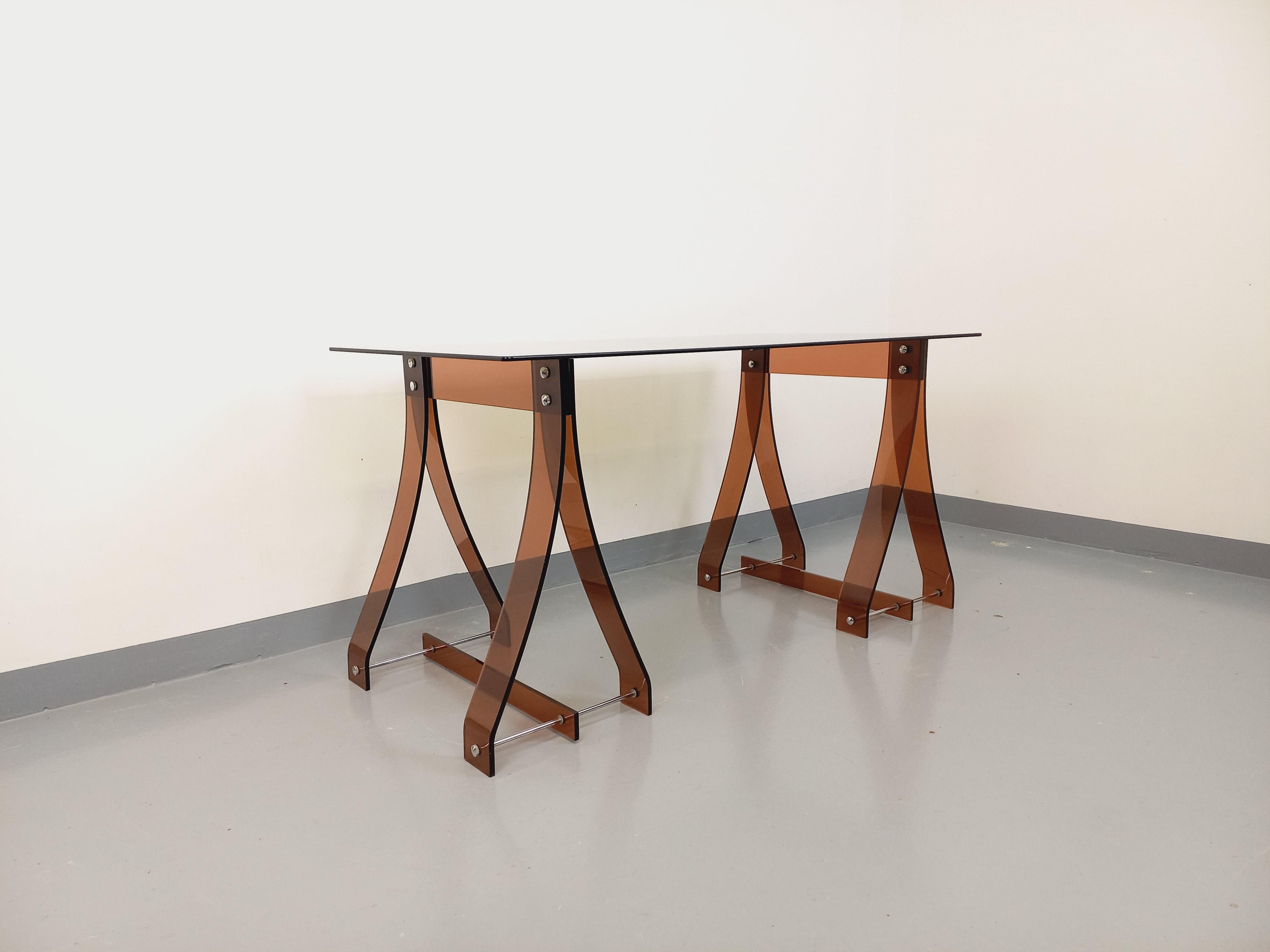 Ufficio d'epoca degli anni '70, design di Marcello Gacita e Pierre Tiberi per le edizioni Rodet, piano rettangolare a spigoli arrondis in vetro fumé, piedistallo di design in plexiglas fumé (Altuglas) e metallo cromato, ottimo stato generale con