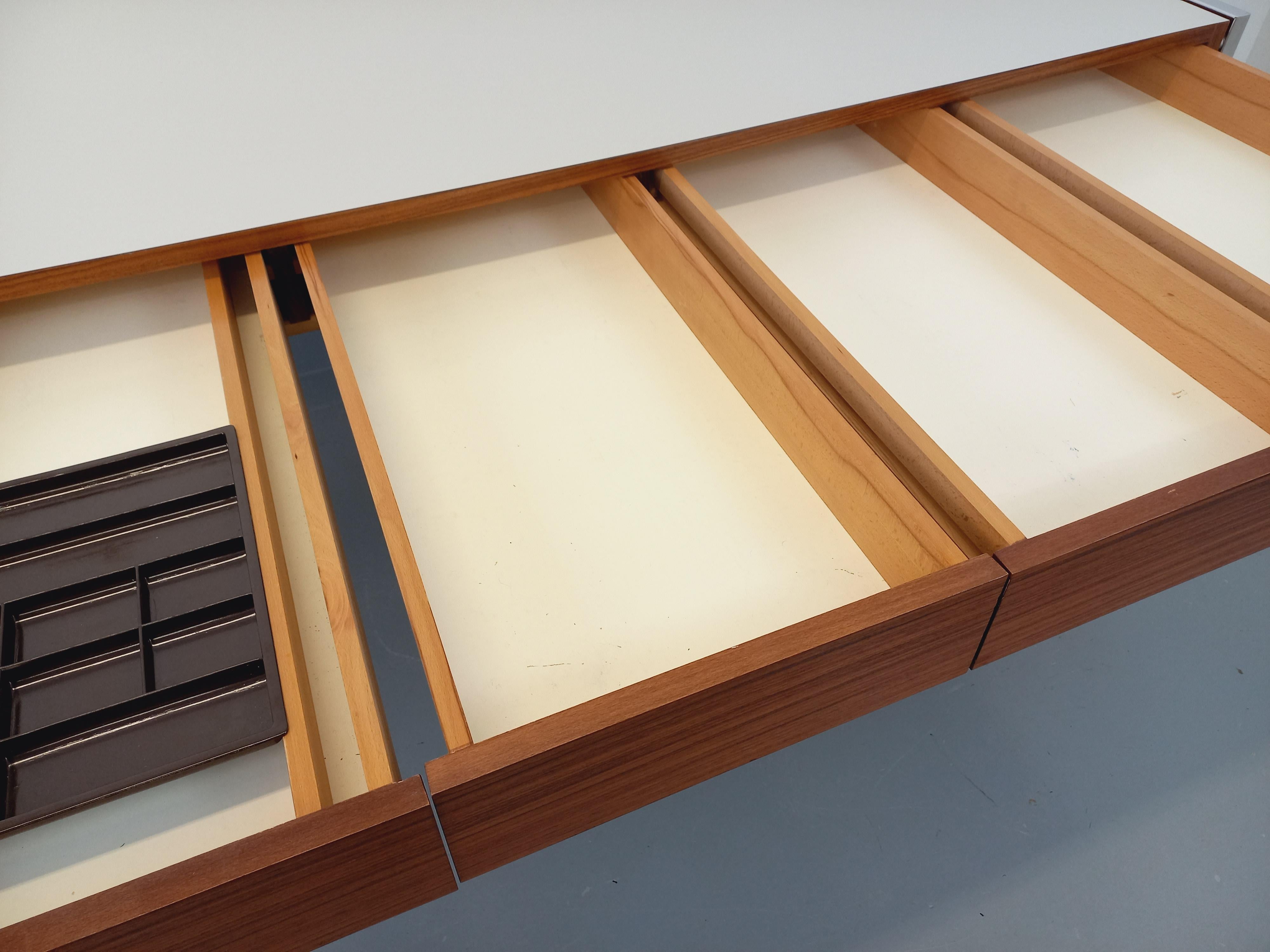 Bureau vintage moderniste en palissandre, mélaminé et métal des années 60 70 For Sale 4