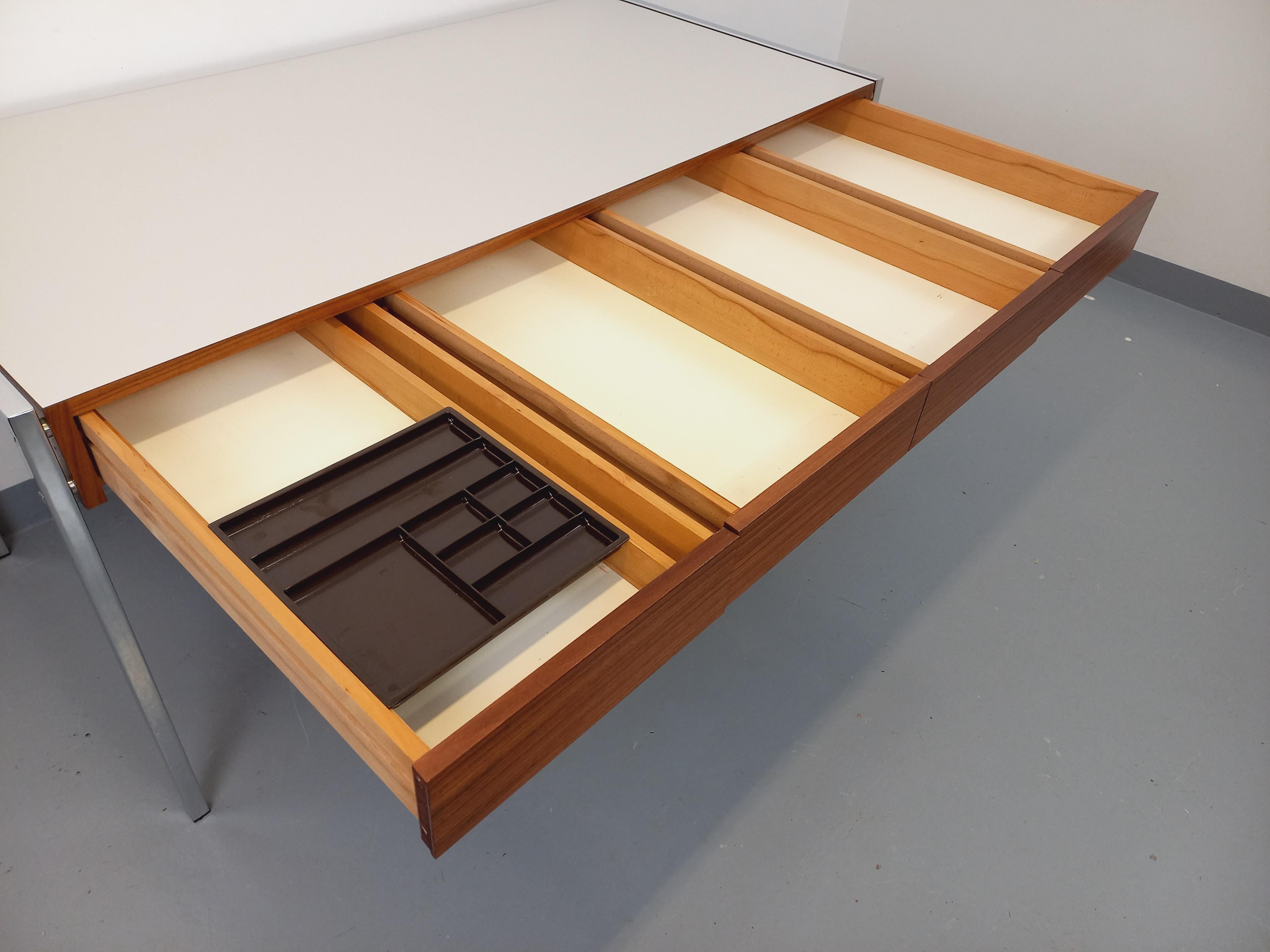 Bureau vintage moderniste en palissandre, mélaminé et métal des années 60 70 For Sale 5