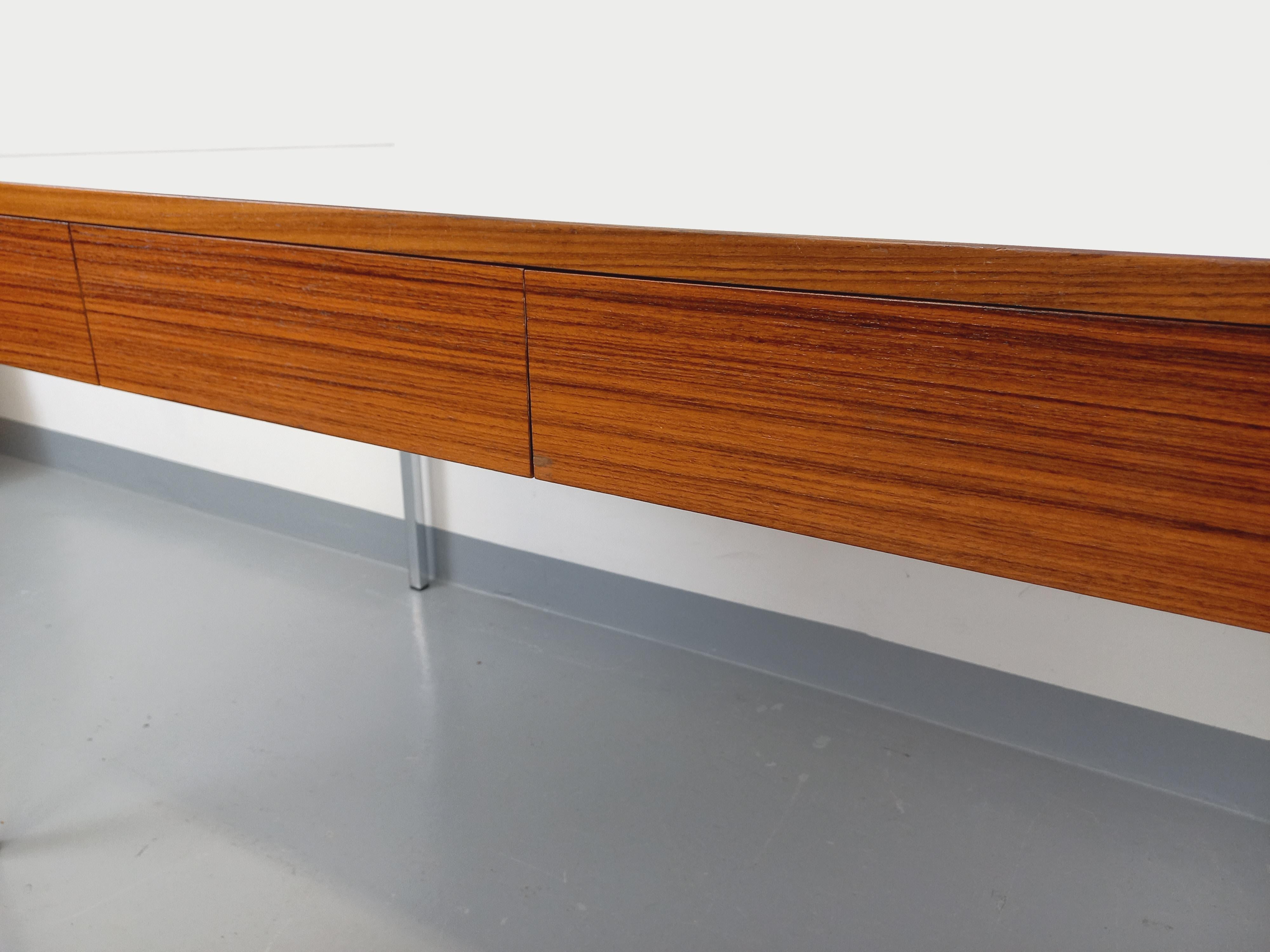 Bureau vintage moderniste en palissandre, mélaminé et métal des années 60 70 For Sale 6