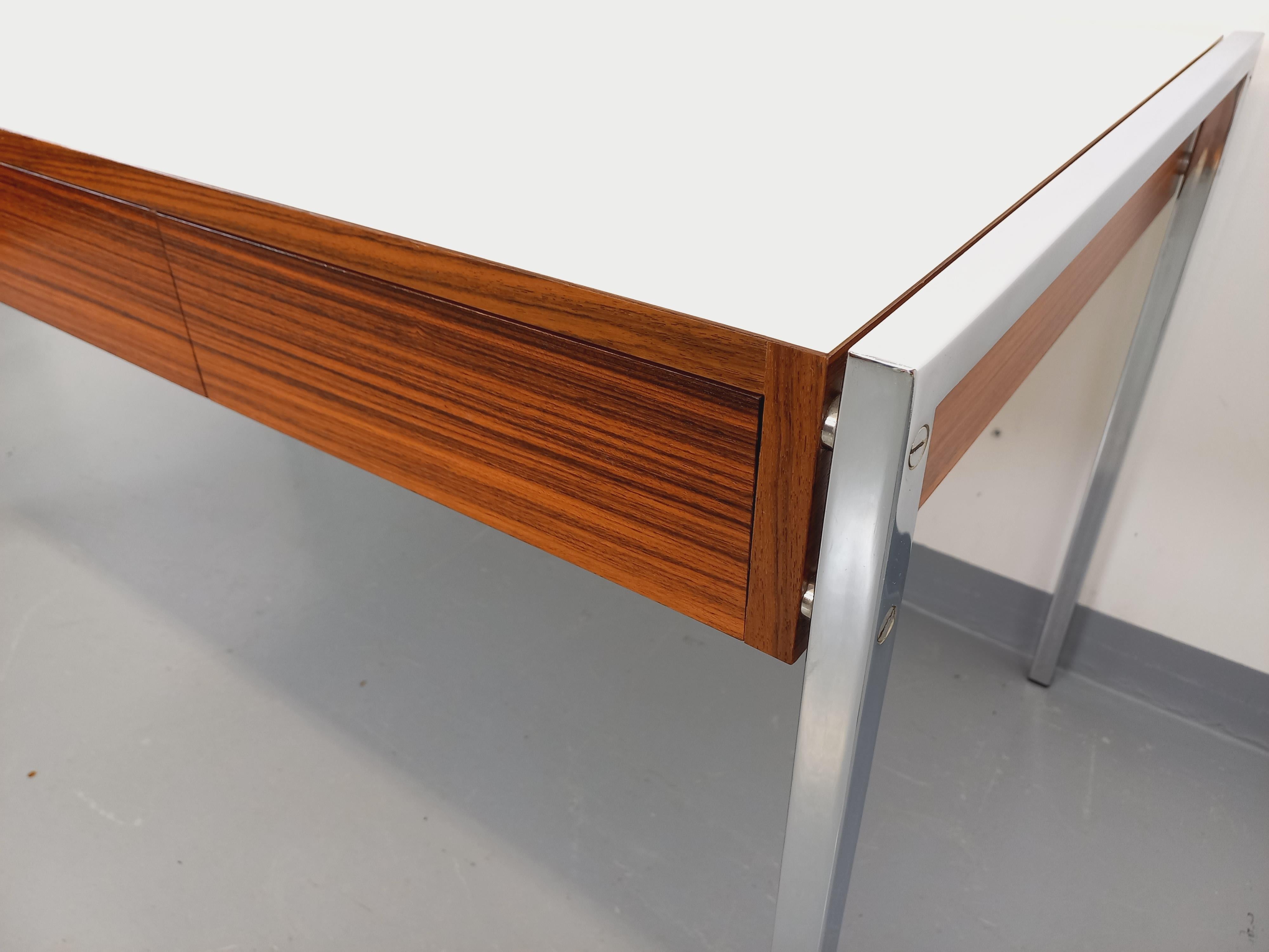 Bureau vintage moderniste en palissandre, mélaminé et métal des années 60 70 For Sale 7