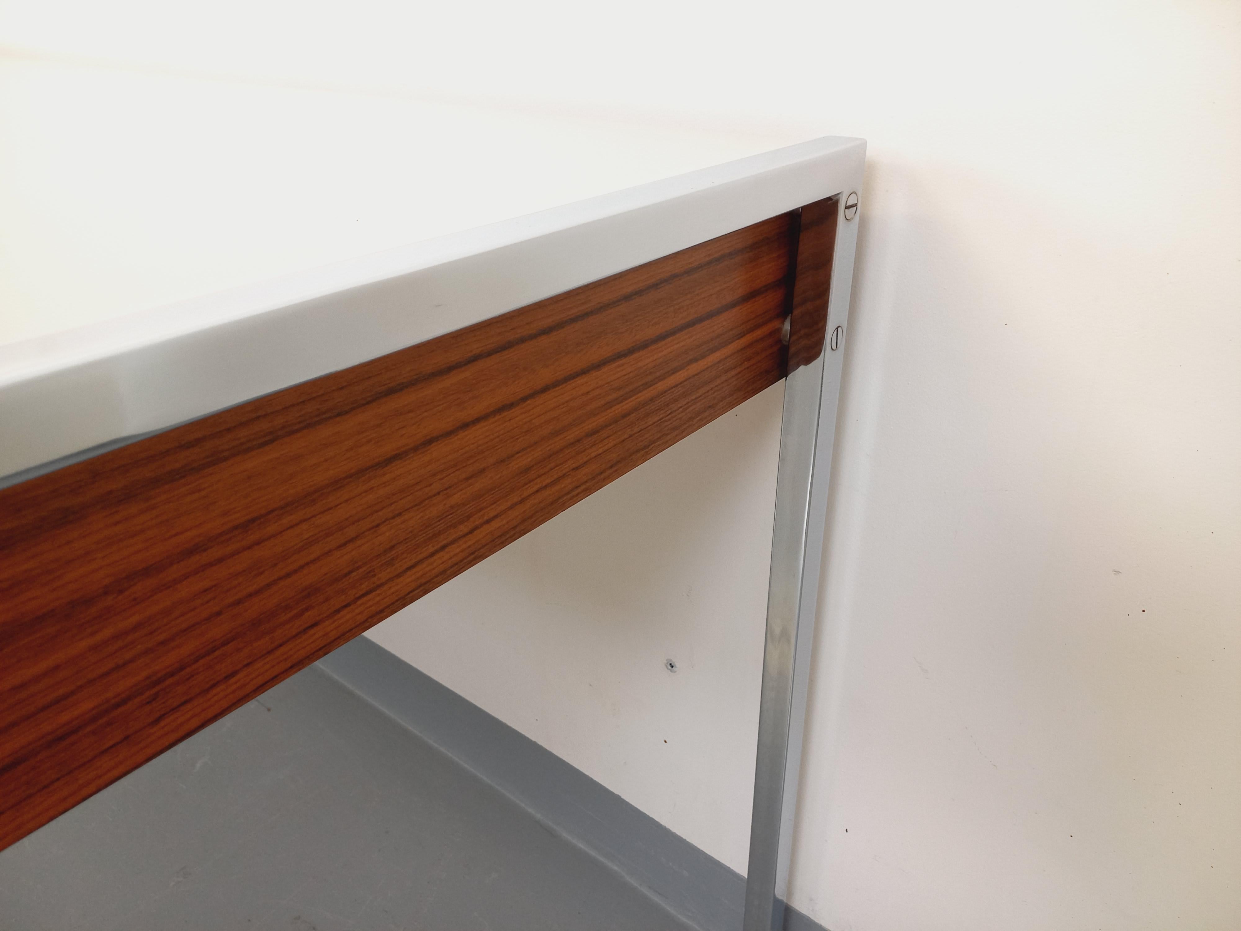 Bureau vintage moderniste en palissandre, mélaminé et métal des années 60 70 For Sale 8