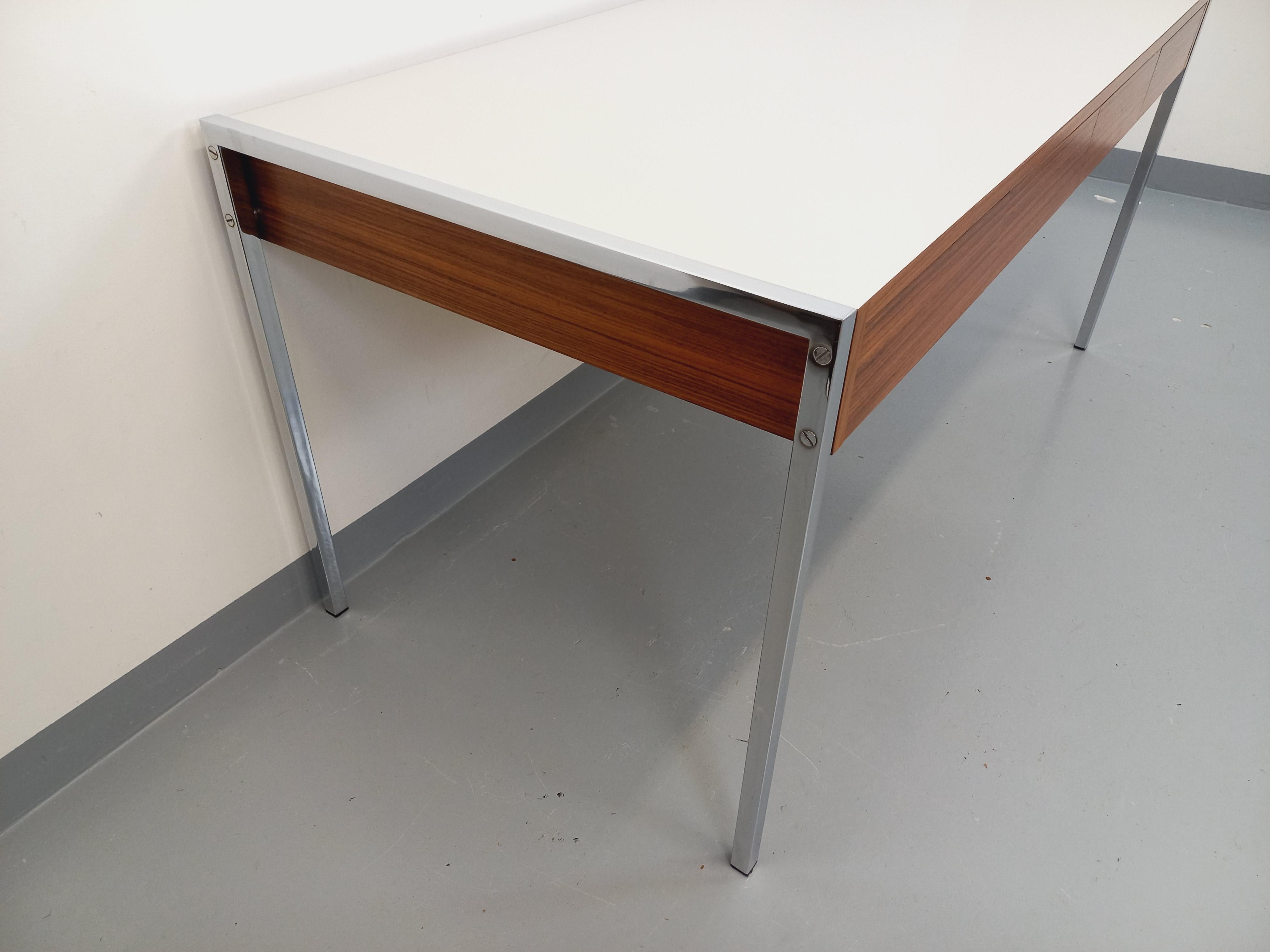 Bureau vintage moderniste en palissandre, mélaminé et métal des années 60 70 For Sale 13