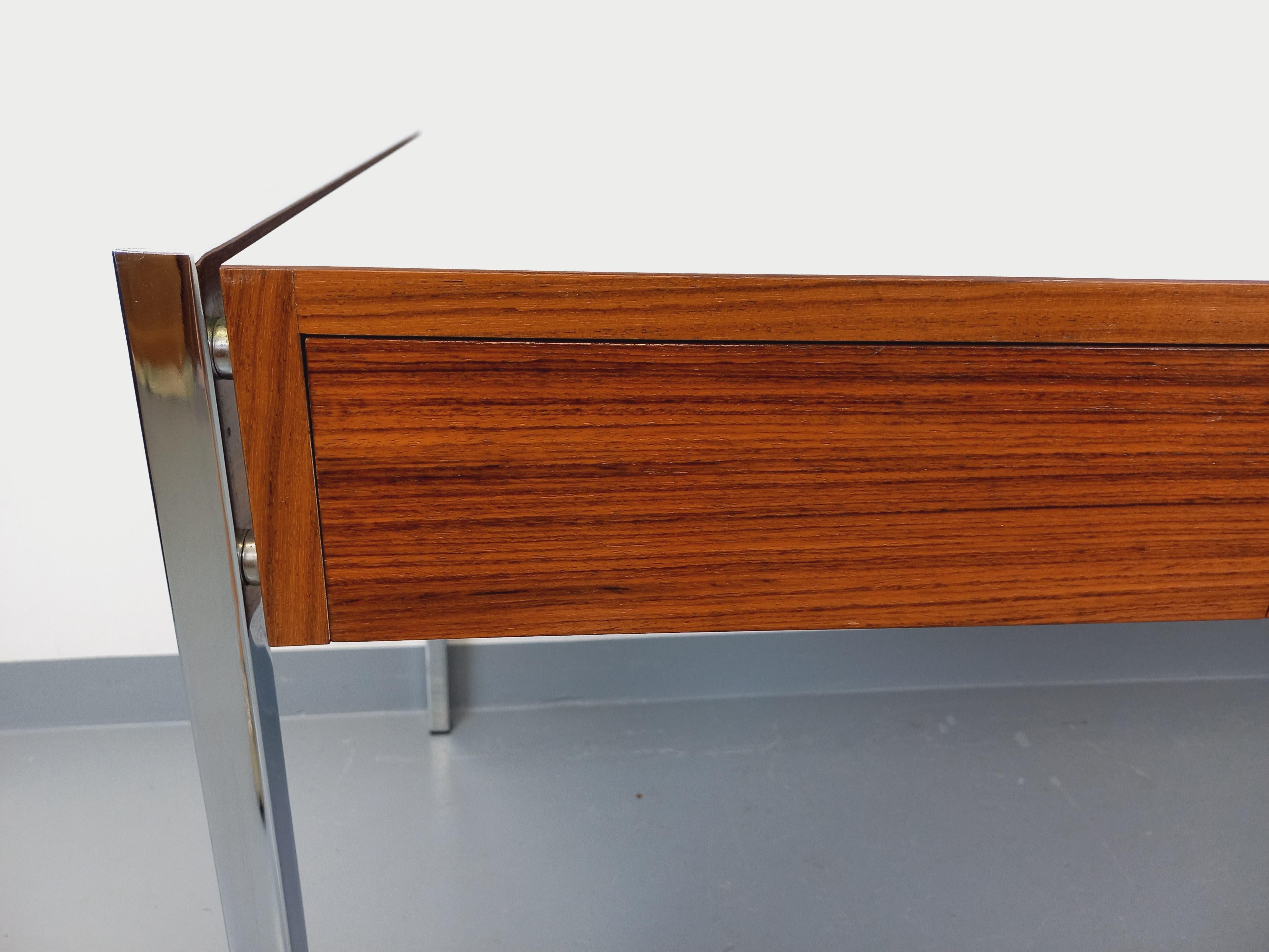 Scandinavian Modern Bureau vintage moderniste en palissandre, mélaminé et métal des années 60 70 For Sale