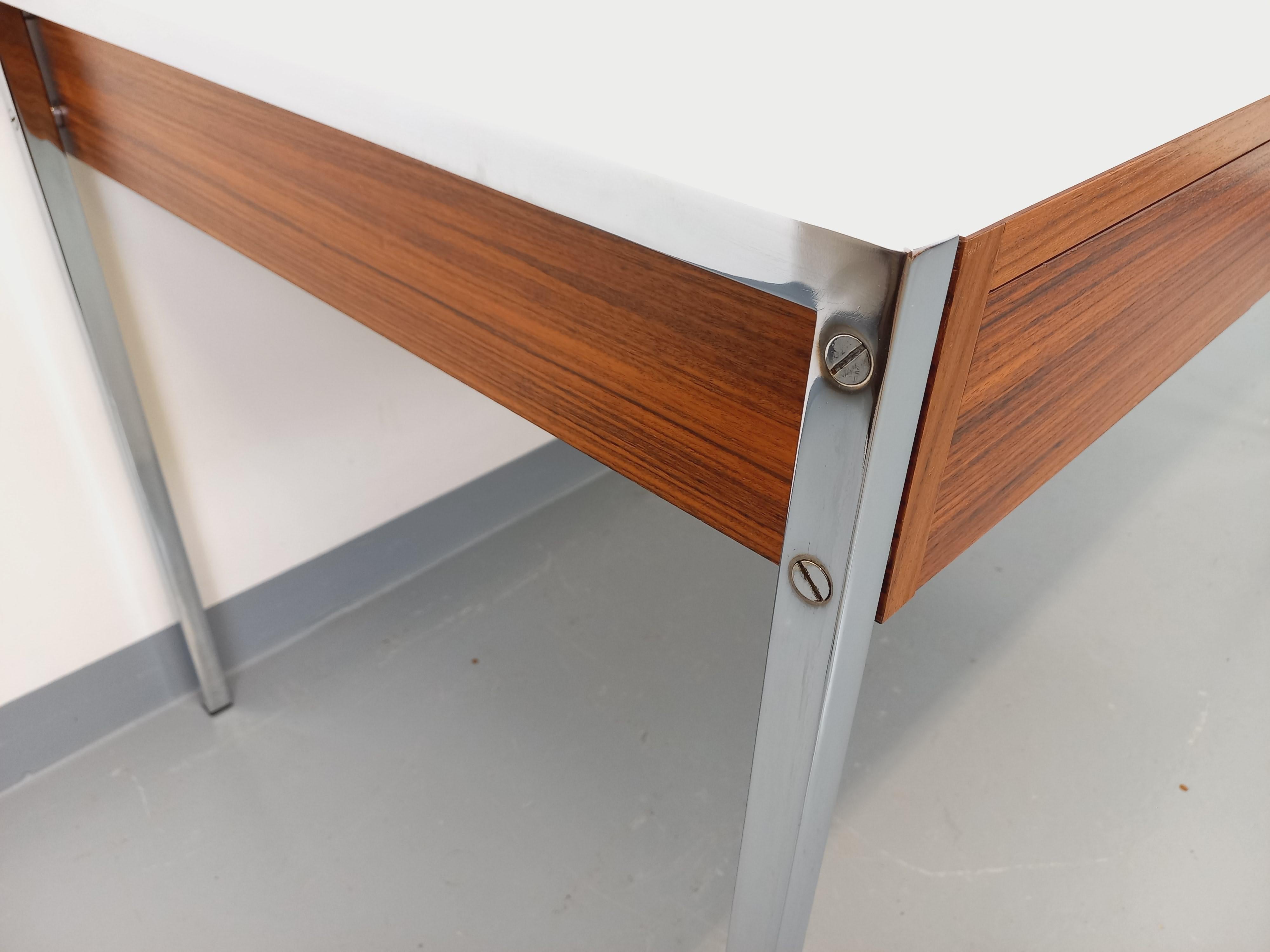 Bureau vintage moderniste en palissandre, mélaminé et métal des années 60 70 In Good Condition For Sale In BESANÇON, FR
