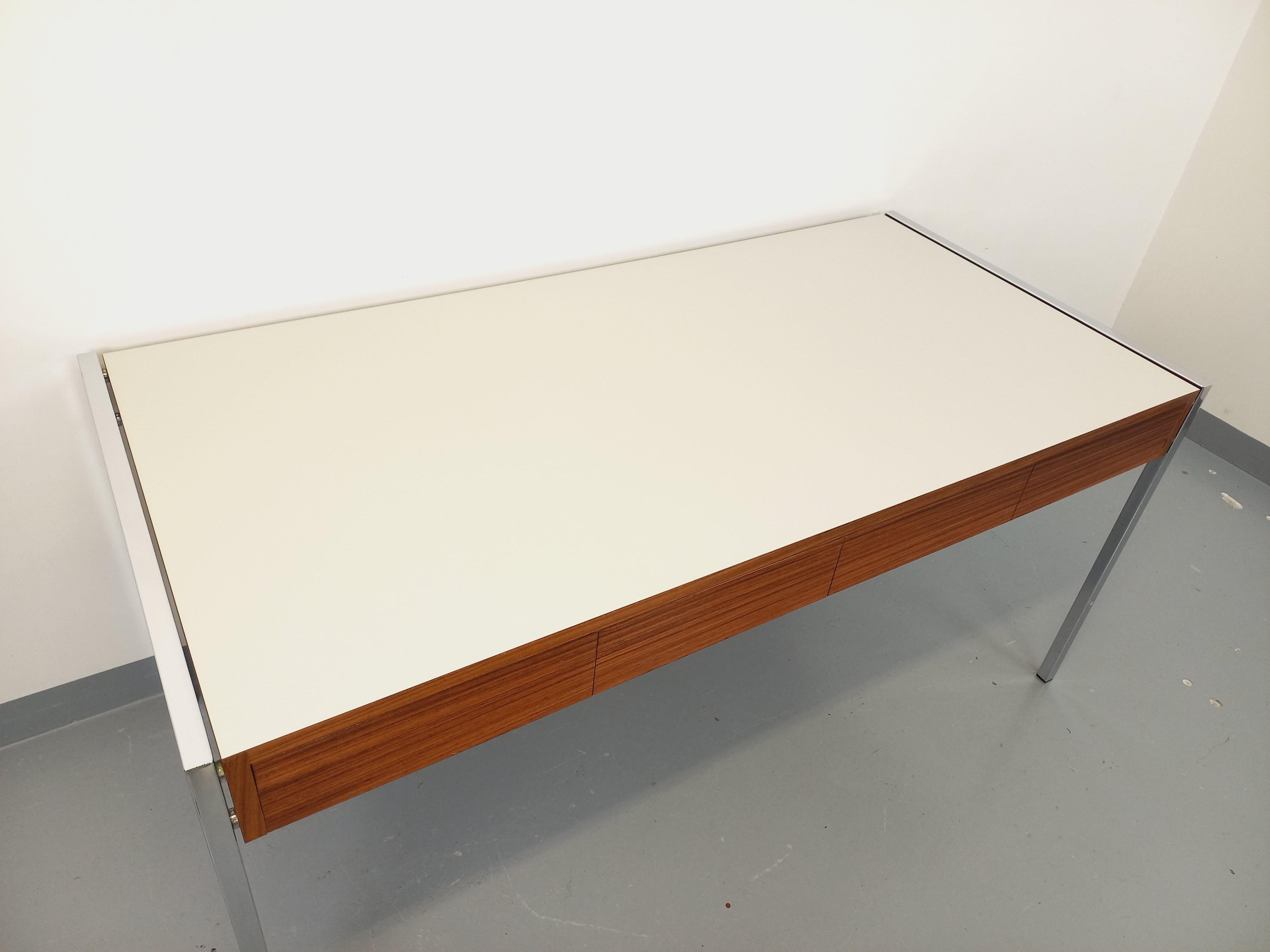 Late 20th Century Bureau vintage moderniste en palissandre, mélaminé et métal des années 60 70 For Sale
