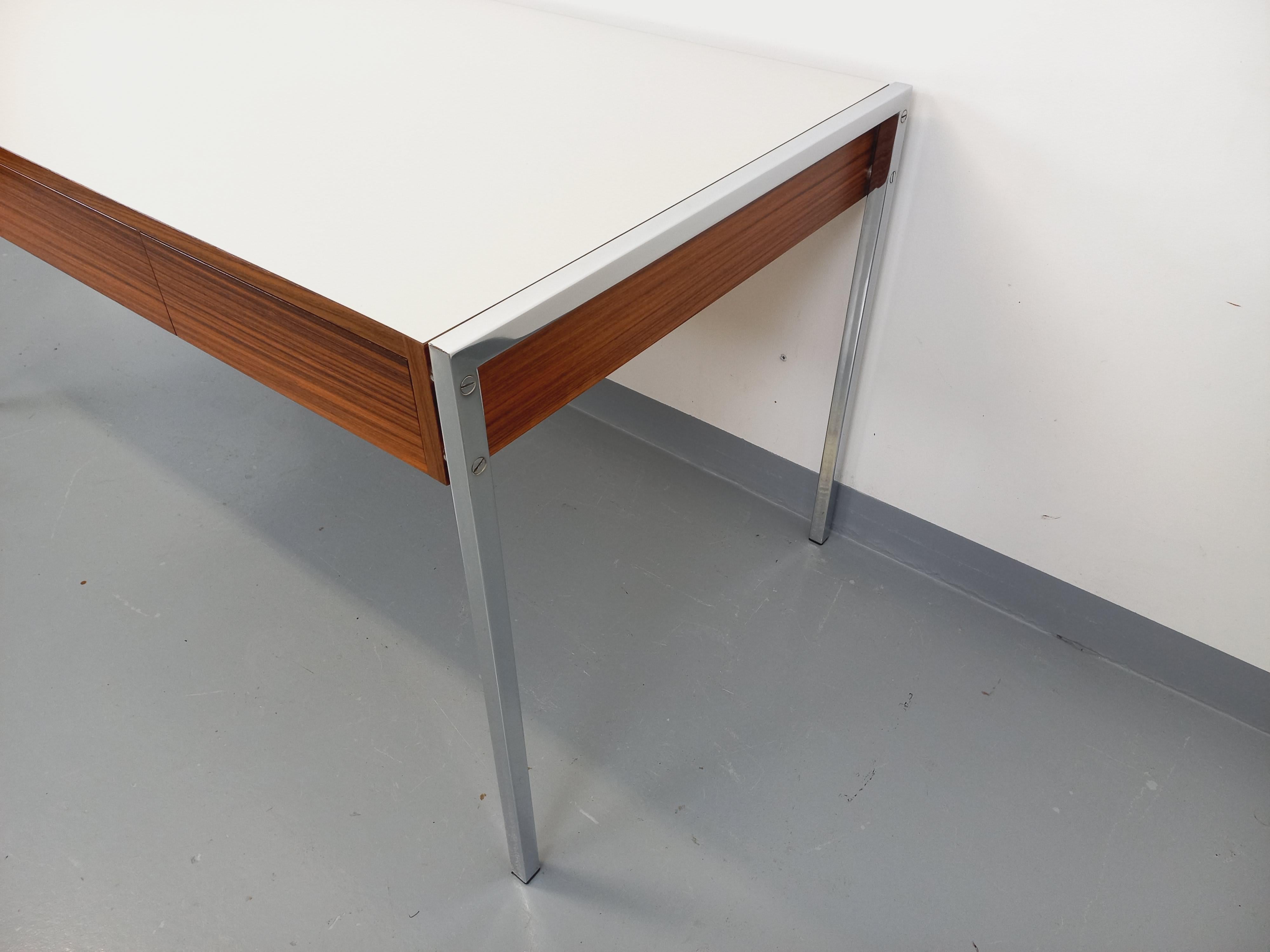 Metal Bureau vintage moderniste en palissandre, mélaminé et métal des années 60 70 For Sale