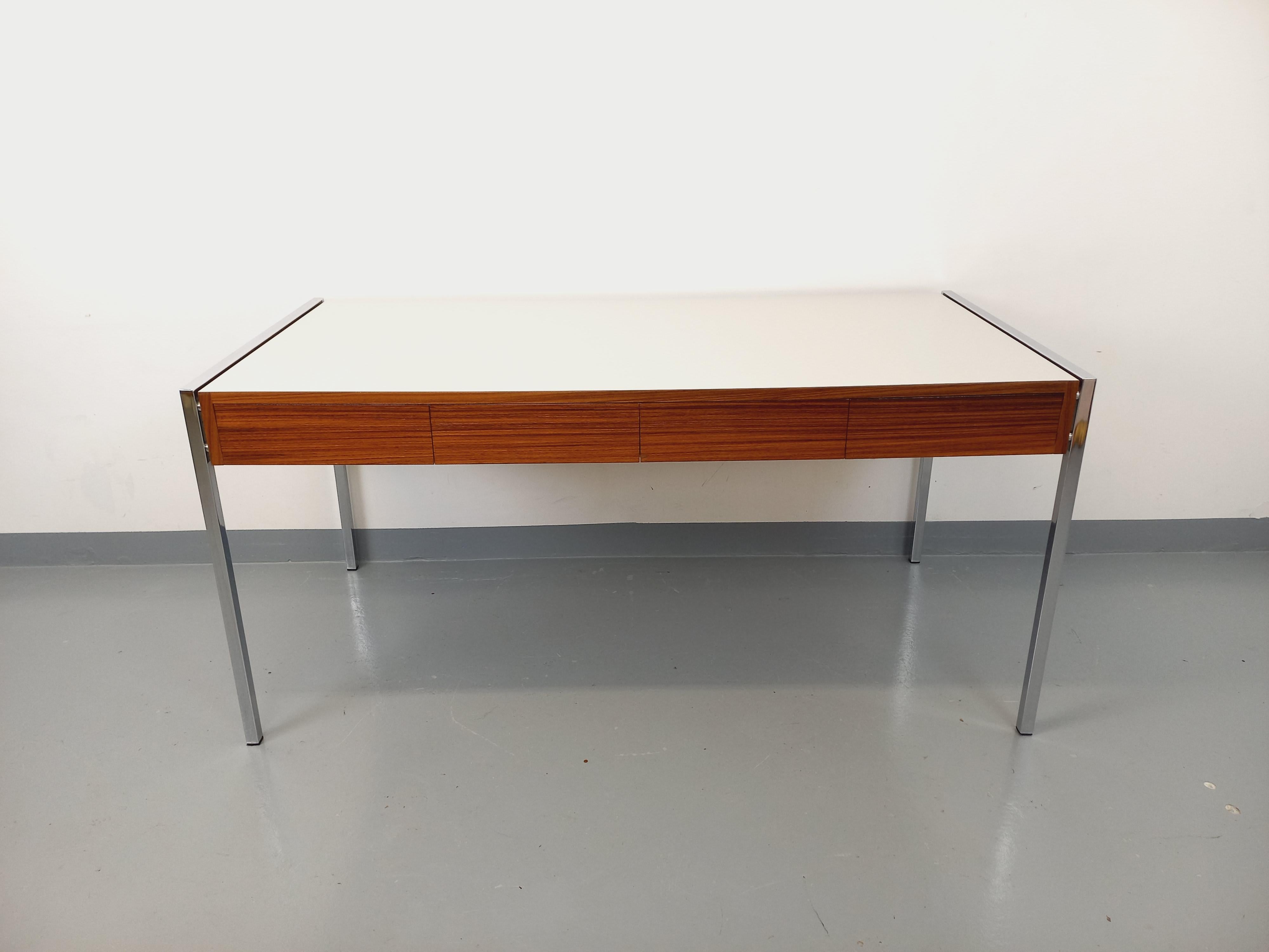 Bureau vintage moderniste en palissandre, mélaminé et métal des années 60 70 For Sale 2