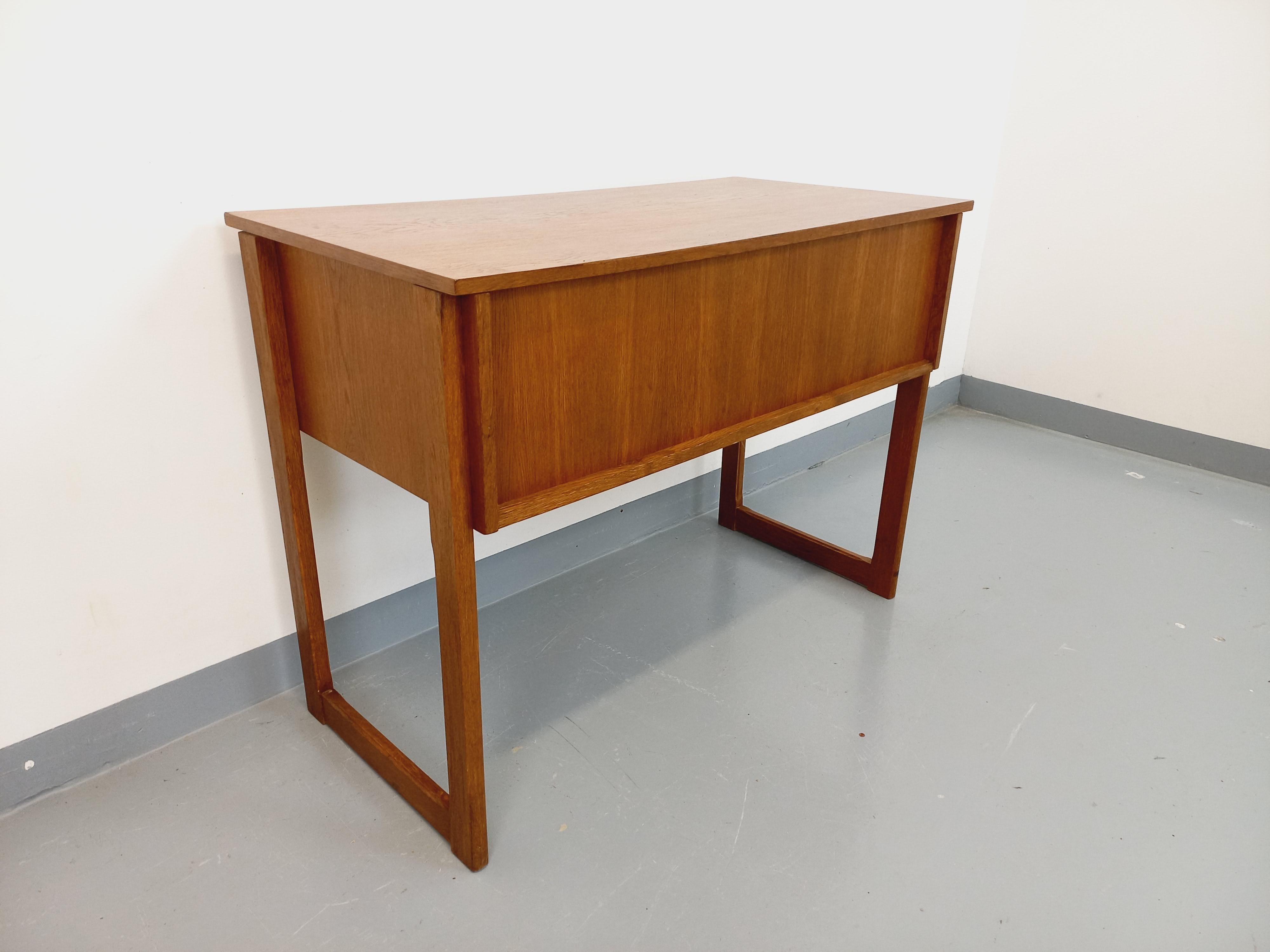 Bureau vintage pieds traîneau en bois de chêne des années 60 3