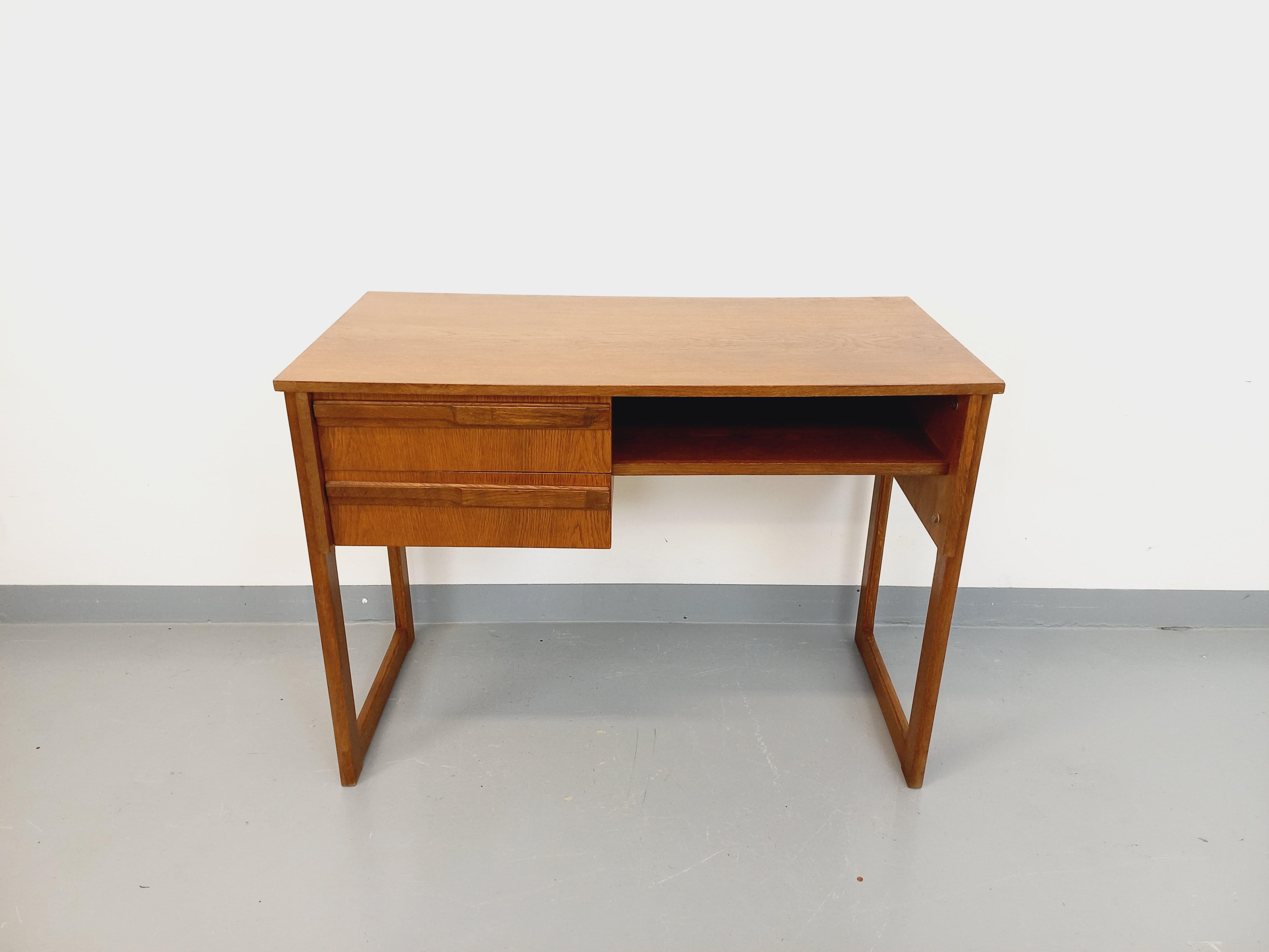 Bureau vintage pieds traîneau en bois de chêne des années 60 4