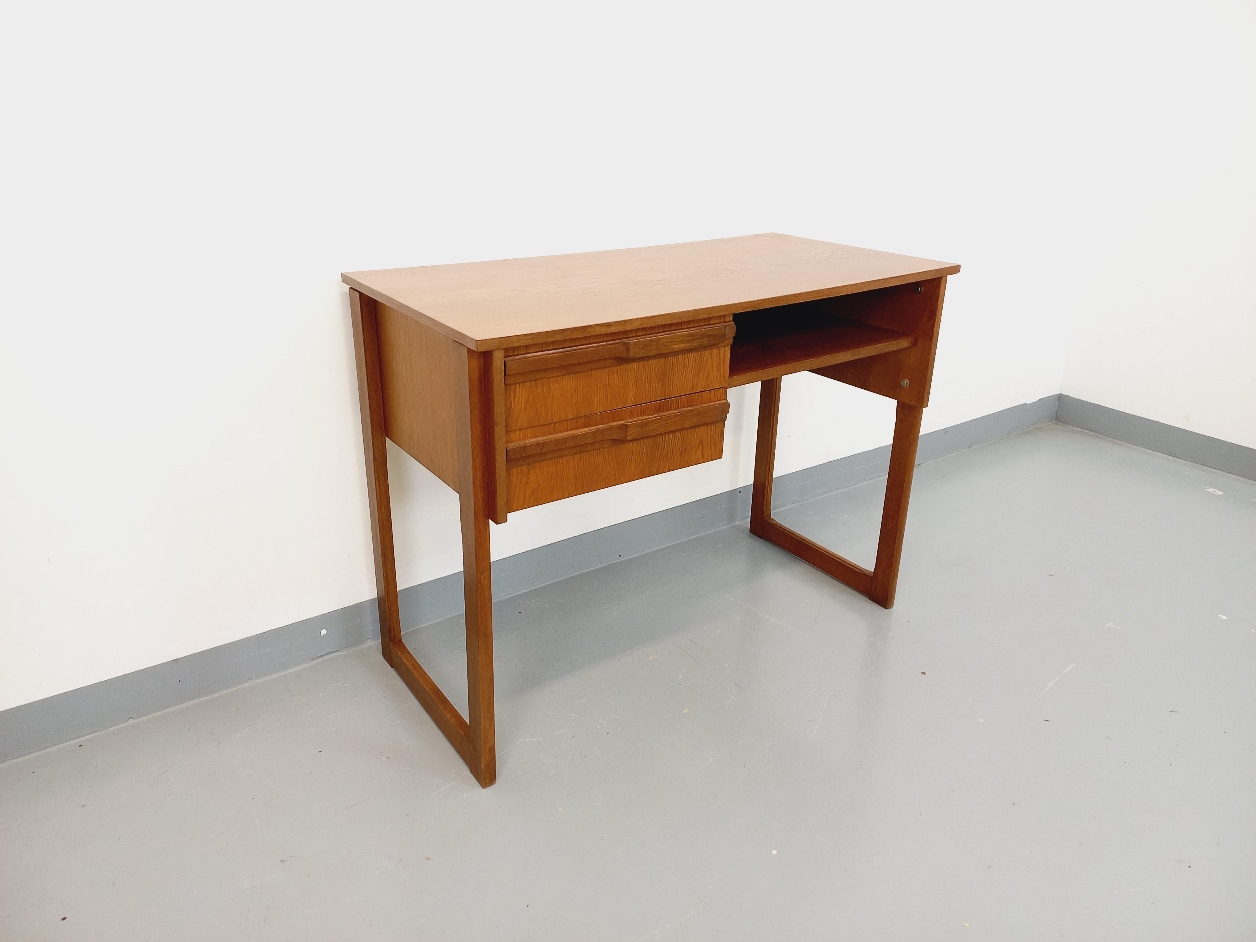 Bureau vintage pieds traîneau en bois de chêne des années 60 6