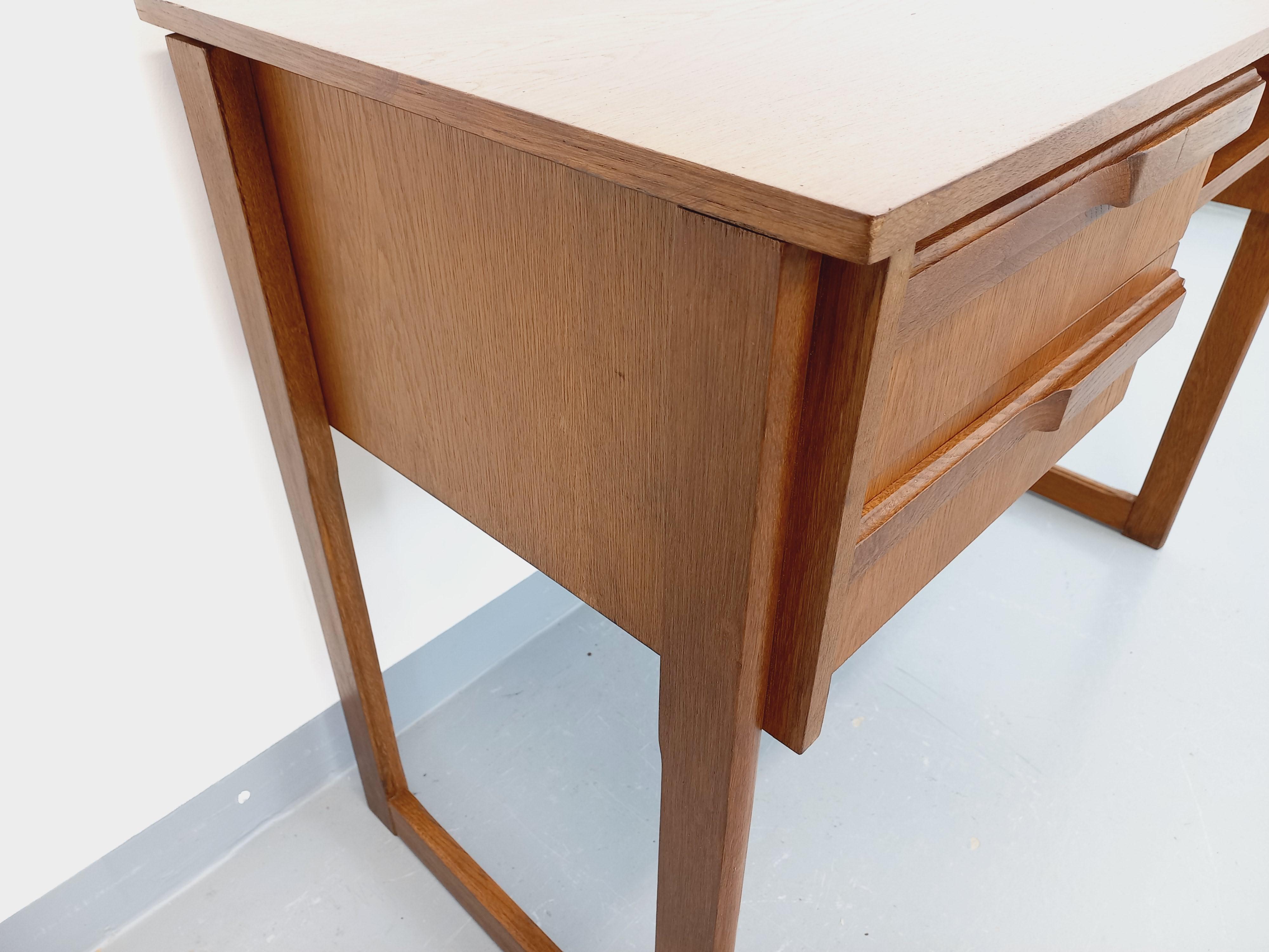Bureau vintage pieds traîneau en bois de chêne des années 60 7