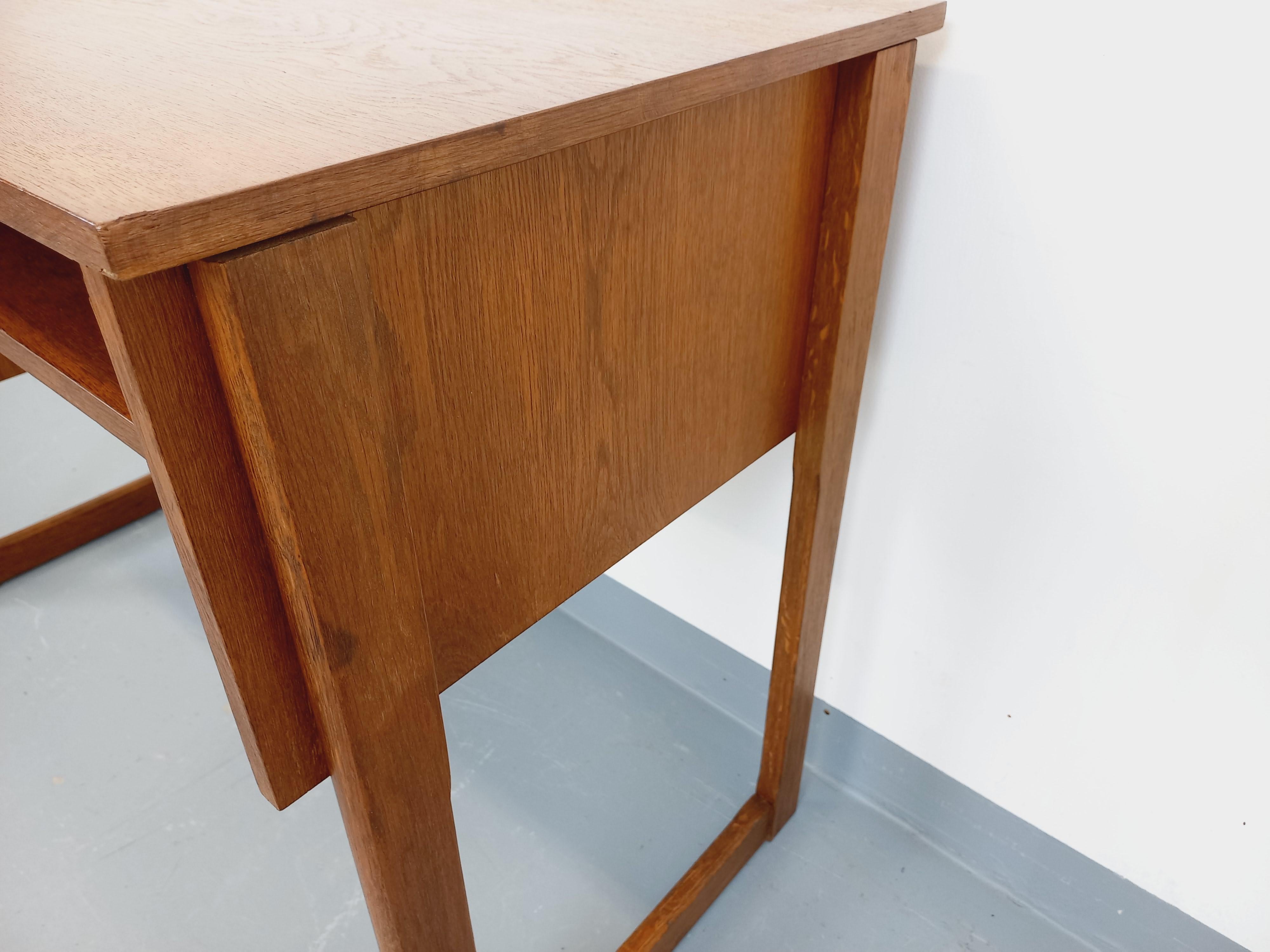 Bureau vintage pieds traîneau en bois de chêne des années 60 8