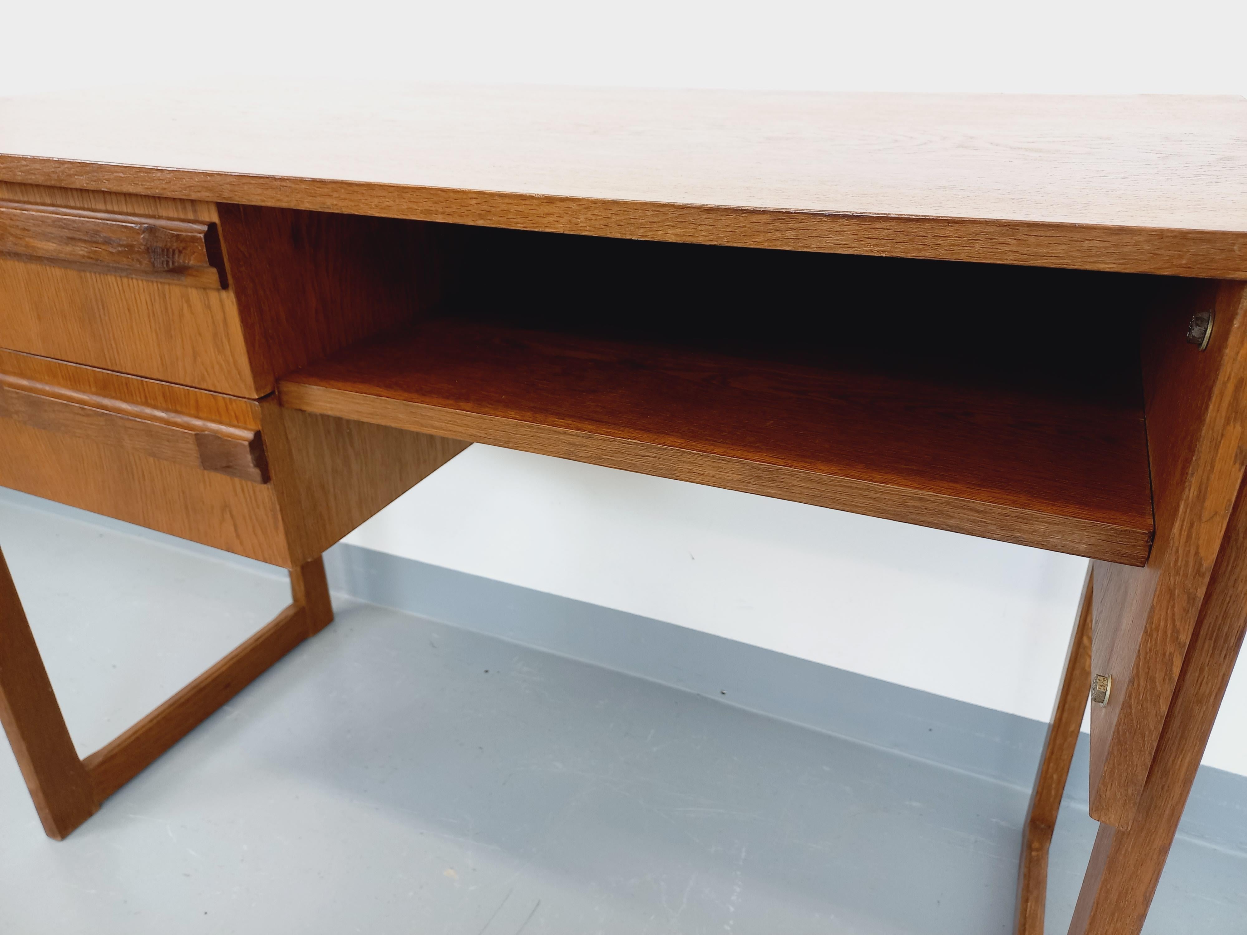 Bureau vintage pieds traîneau en bois de chêne des années 60 9