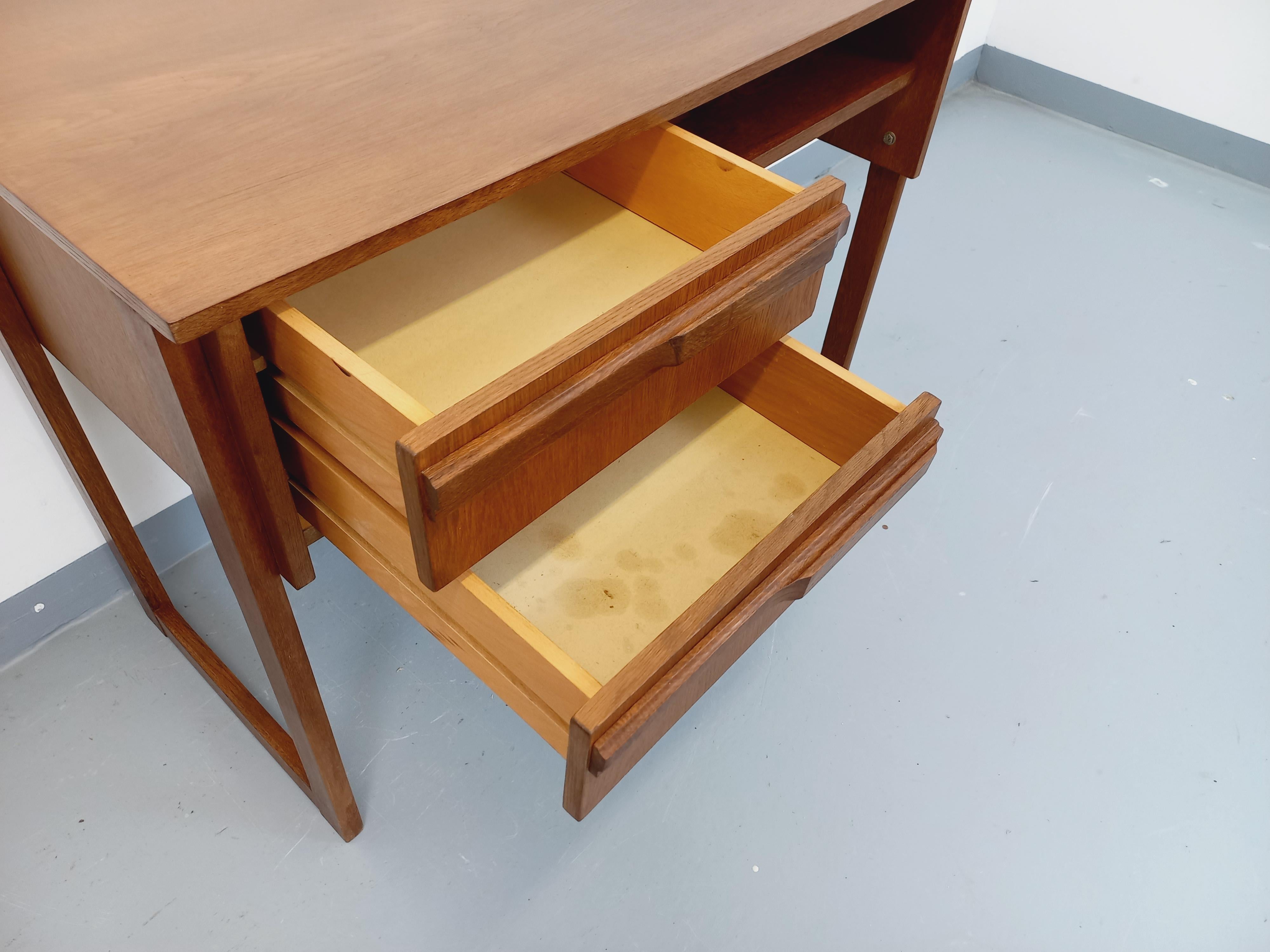 Bureau vintage pieds traîneau en bois de chêne des années 60 10