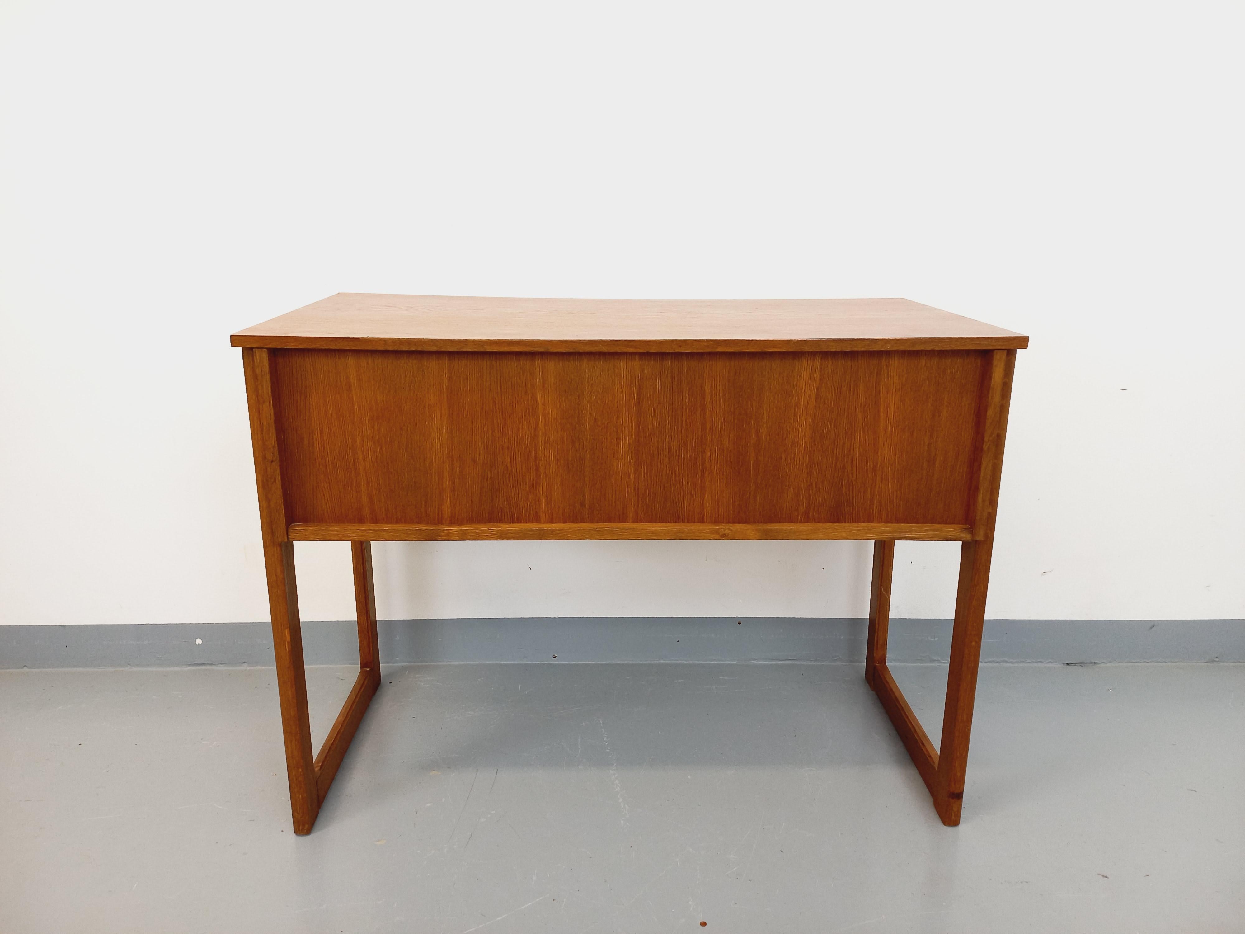 Bureau vintage pieds traîneau en bois de chêne des années 60 11