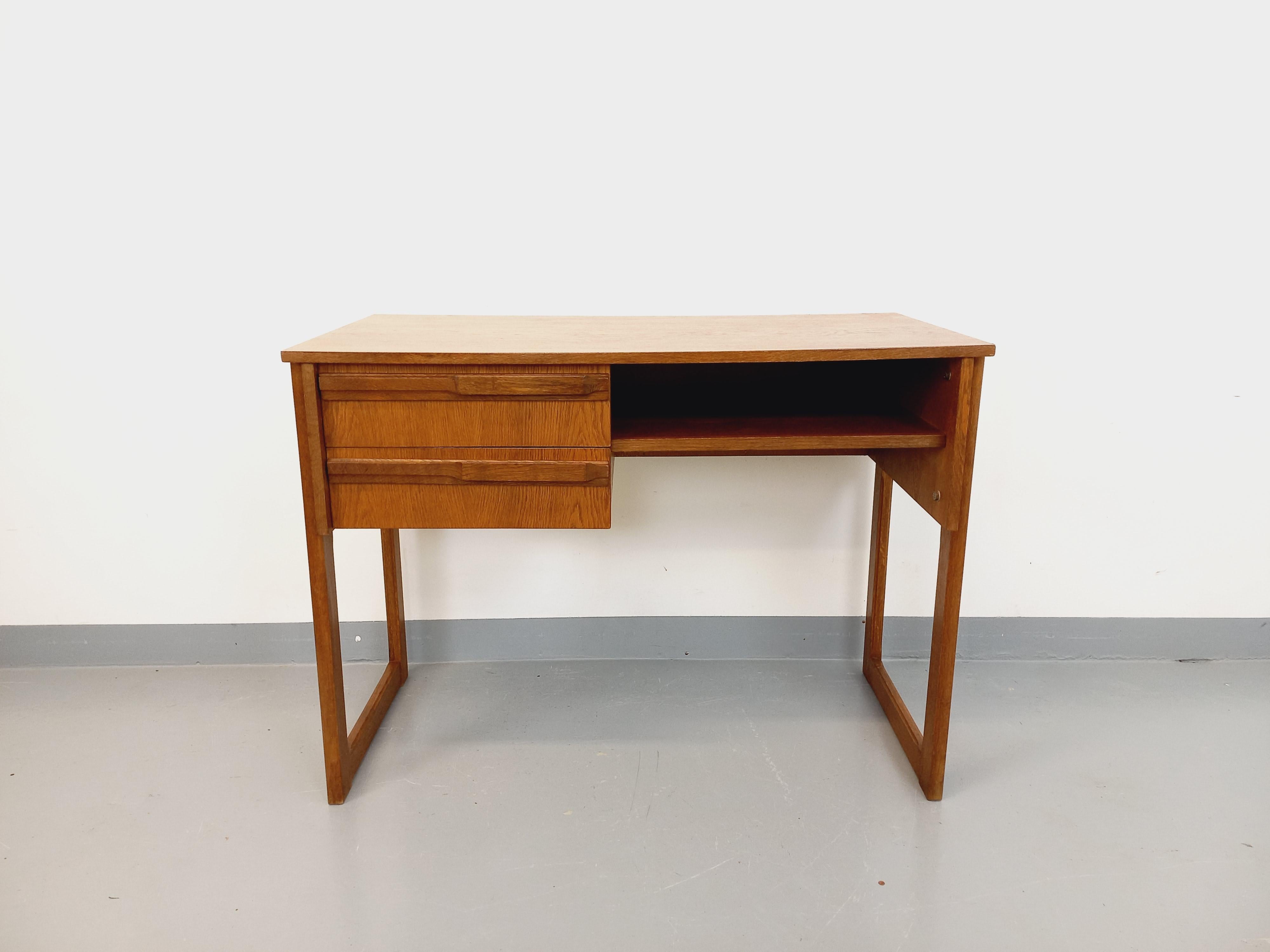 Bureau vintage des années 60, en bois de chêne, 2 tiroirs et 1 niche, pieds traîneau, jolies poignées, très bon état, plateau poncé et verni. Peut être utilisé au centre d'une pièce (le dos du bureau est joli).
Réf. 230 532
Hauteur : 75 cm
Largeur :