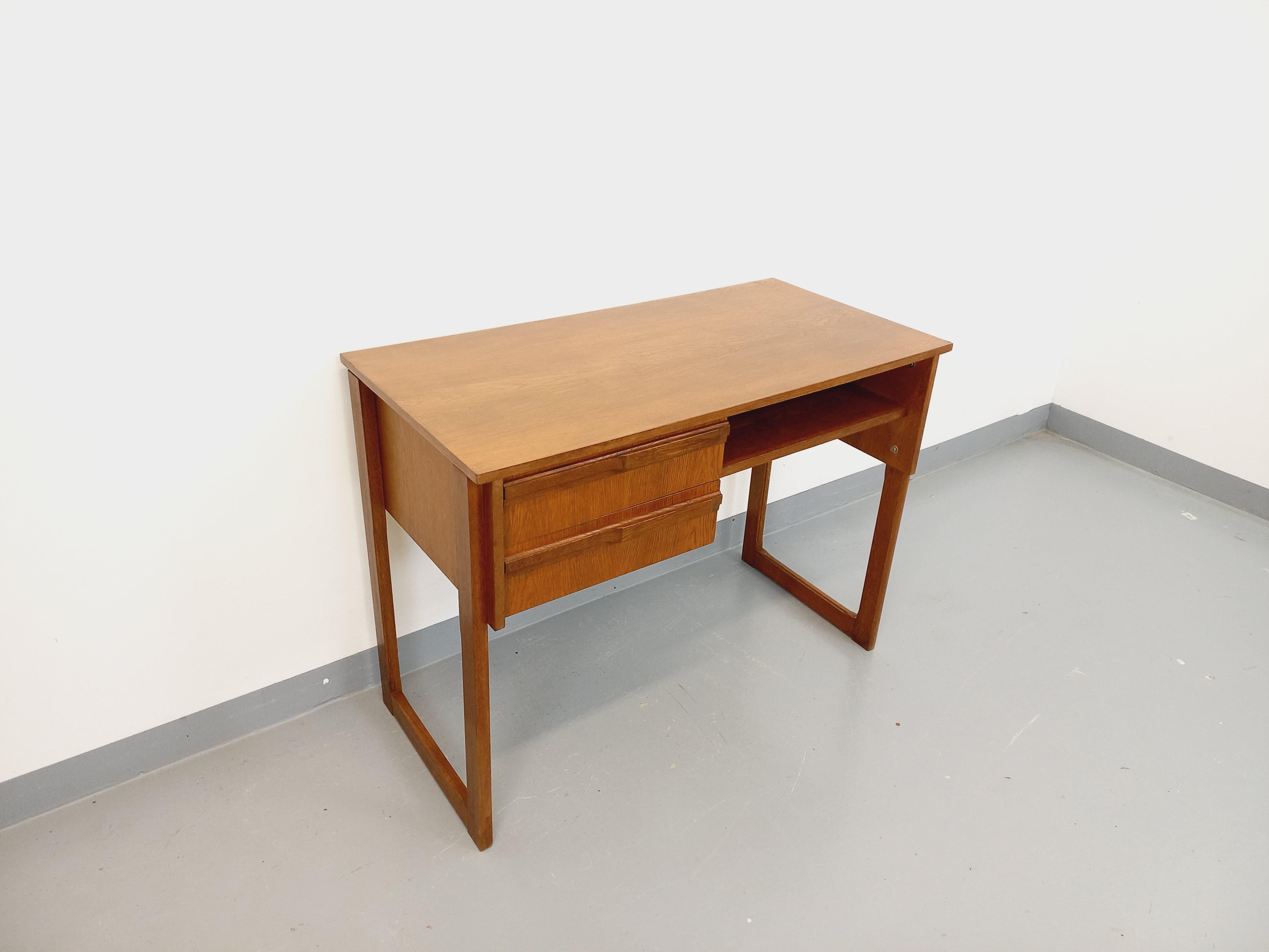 Mid-Century Modern Bureau vintage pieds traîneau en bois de chêne des années 60
