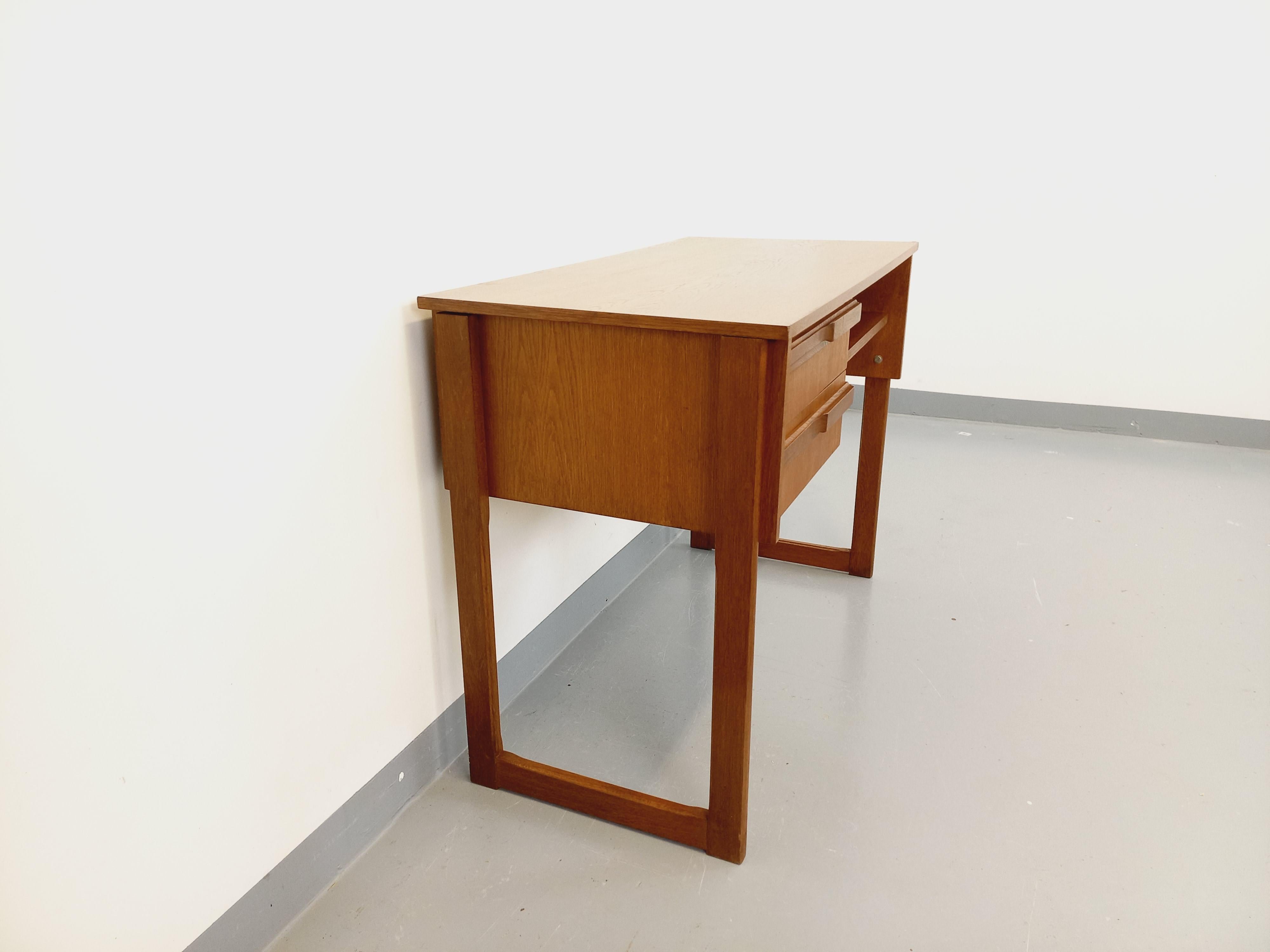Français Bureau vintage pieds traîneau en bois de chêne des années 60