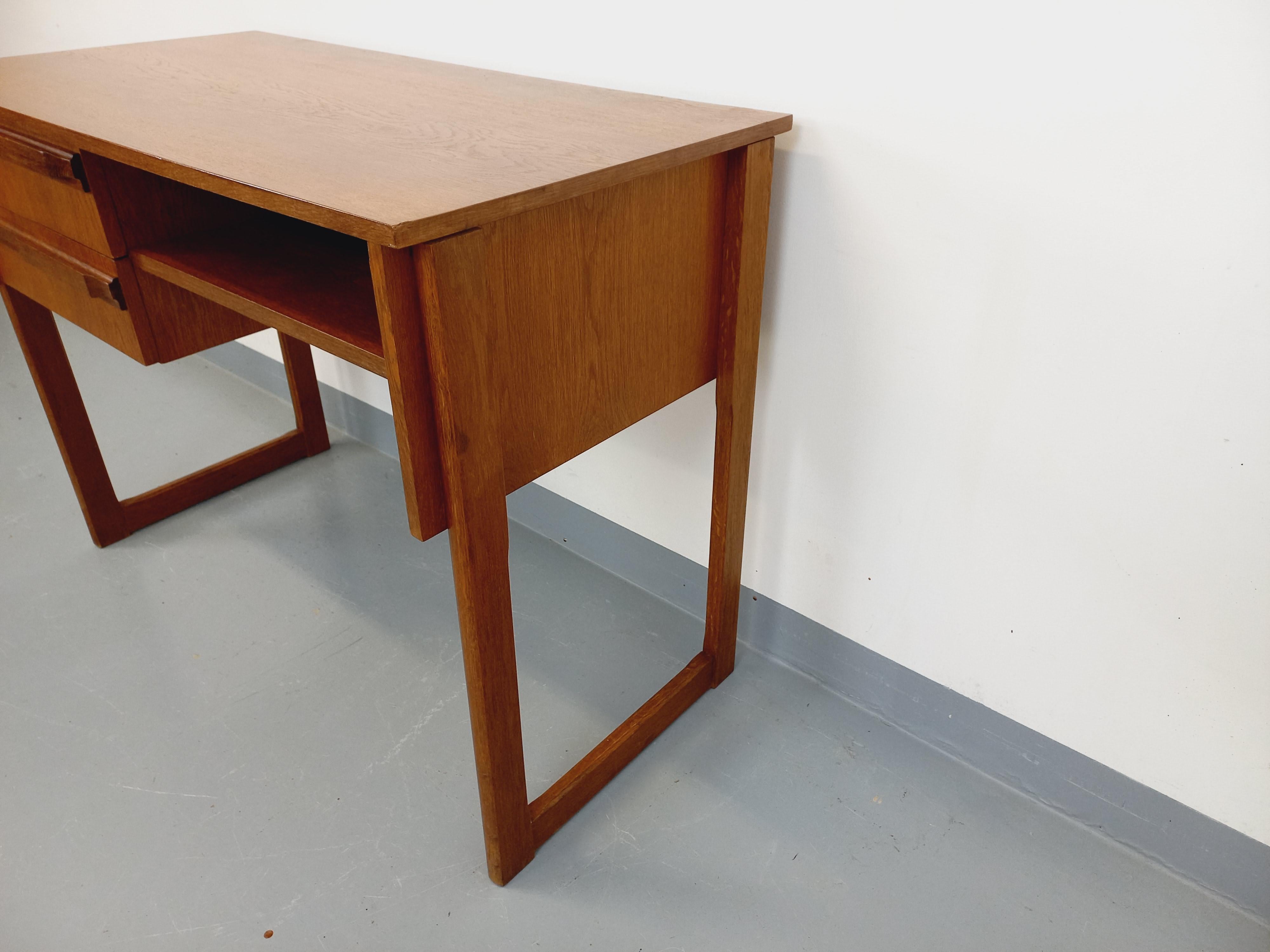 Bureau vintage pieds traîneau en bois de chêne des années 60 Bon état à BESANÇON, FR