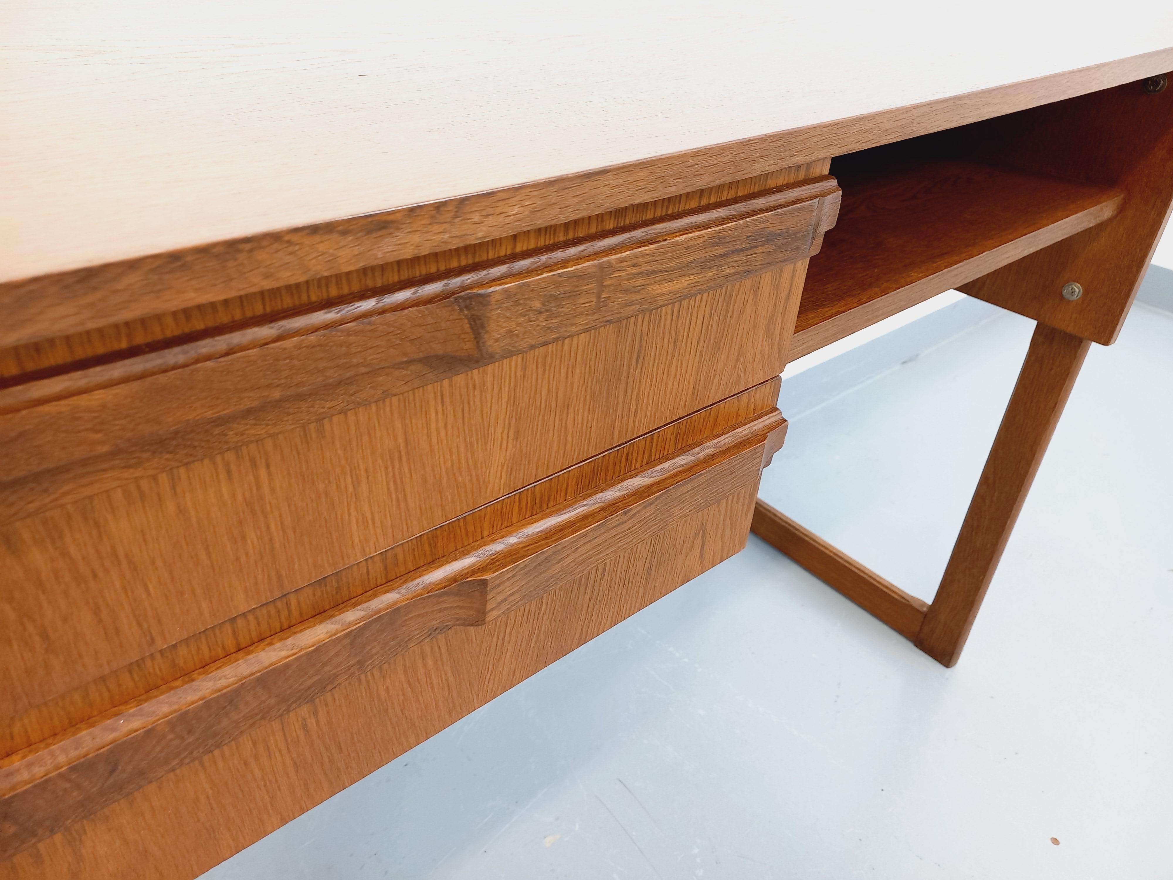 Bois Bureau vintage pieds traîneau en bois de chêne des années 60