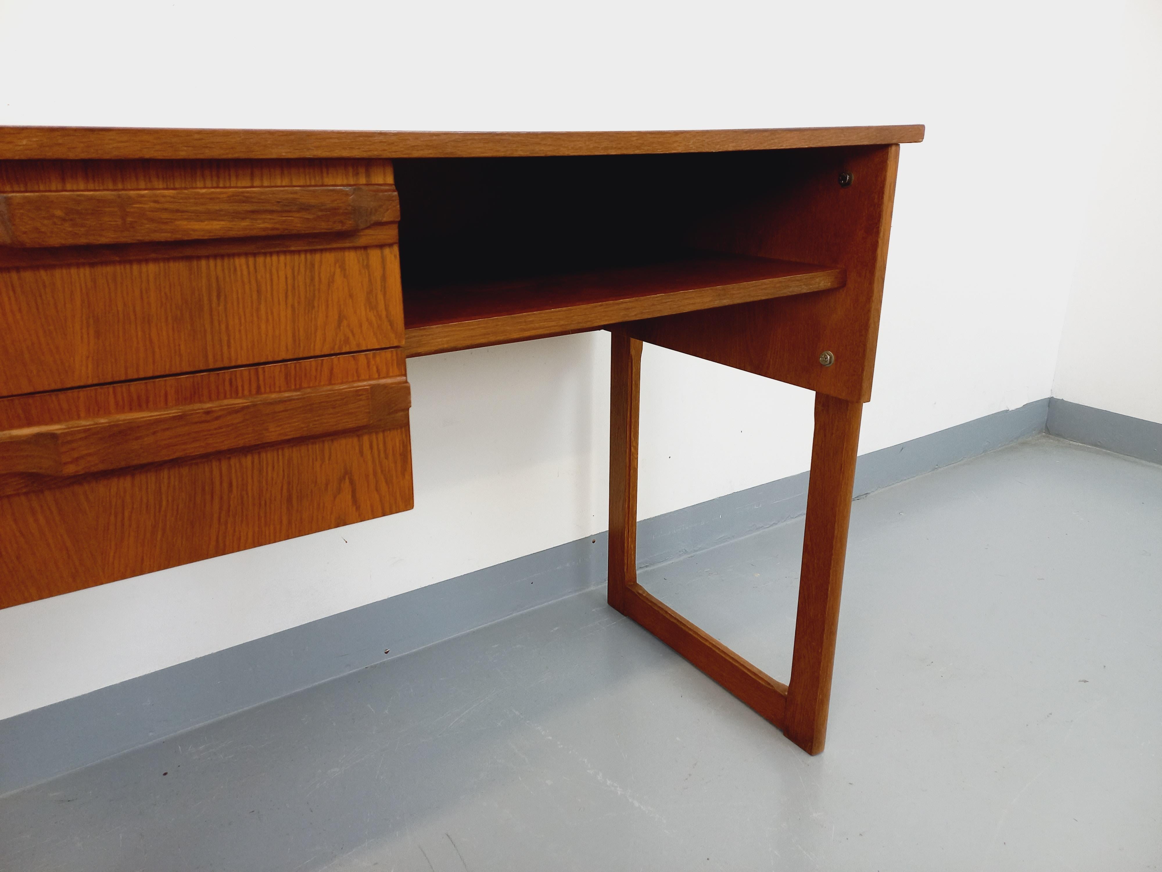 Bureau vintage pieds traîneau en bois de chêne des années 60 1