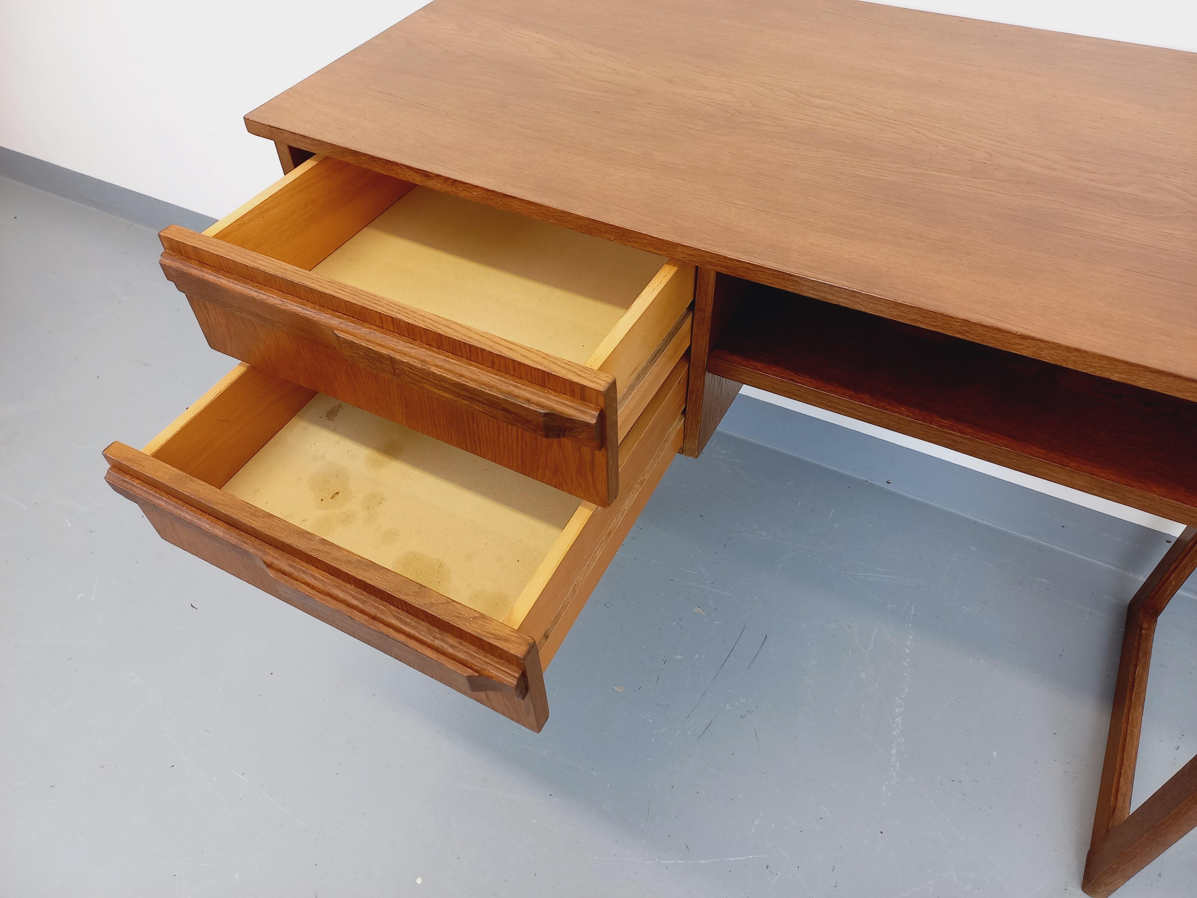 Bureau vintage pieds traîneau en bois de chêne des années 60 2