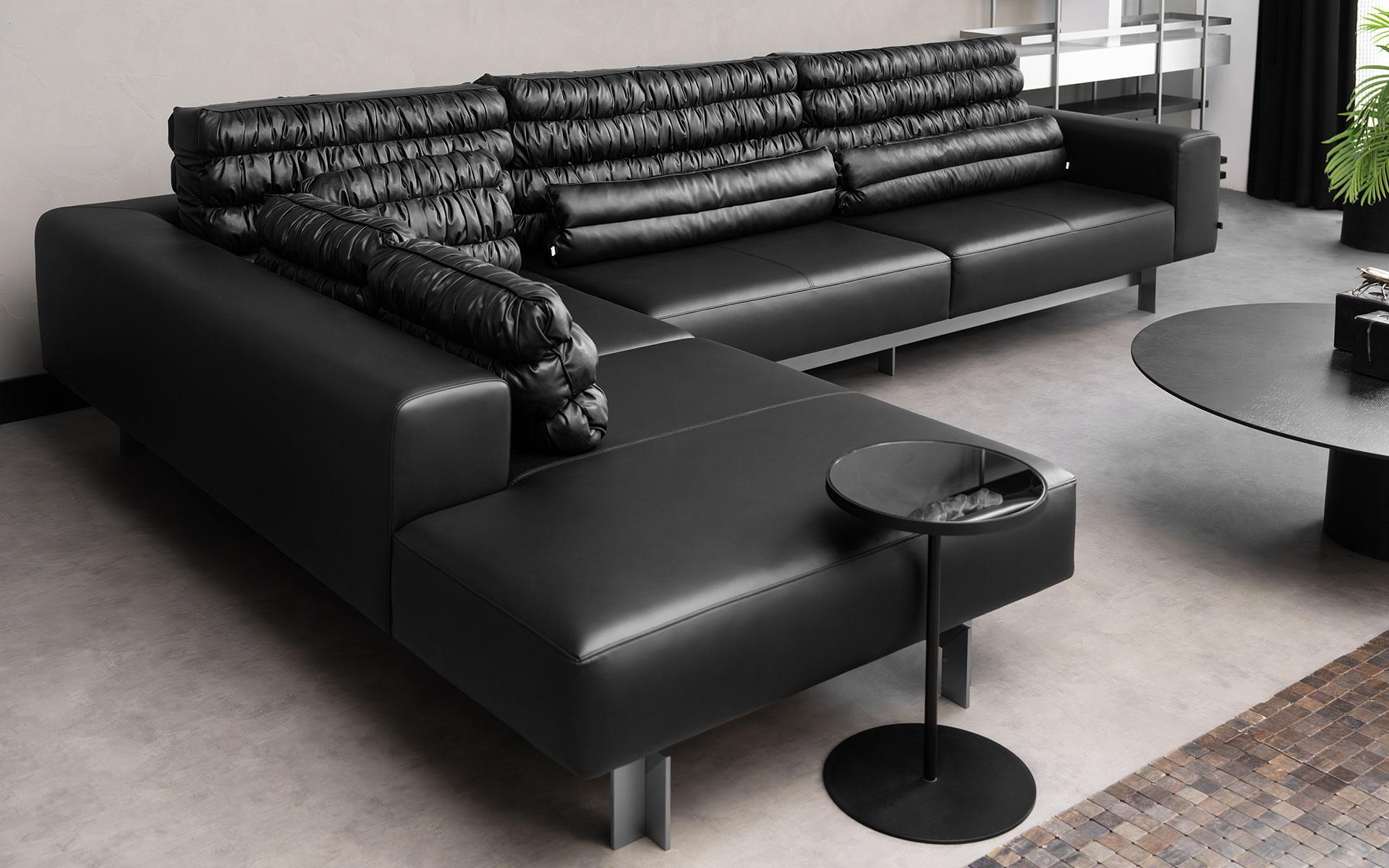 L'équilibre parfait entre les lignes nettes et les textures douces.
Burēdo incarne une présence forte mais sereine au cœur de la vie moderne.

Son revêtement en similicuir noir présente une finition mate profonde qui capte gracieusement la lumière.