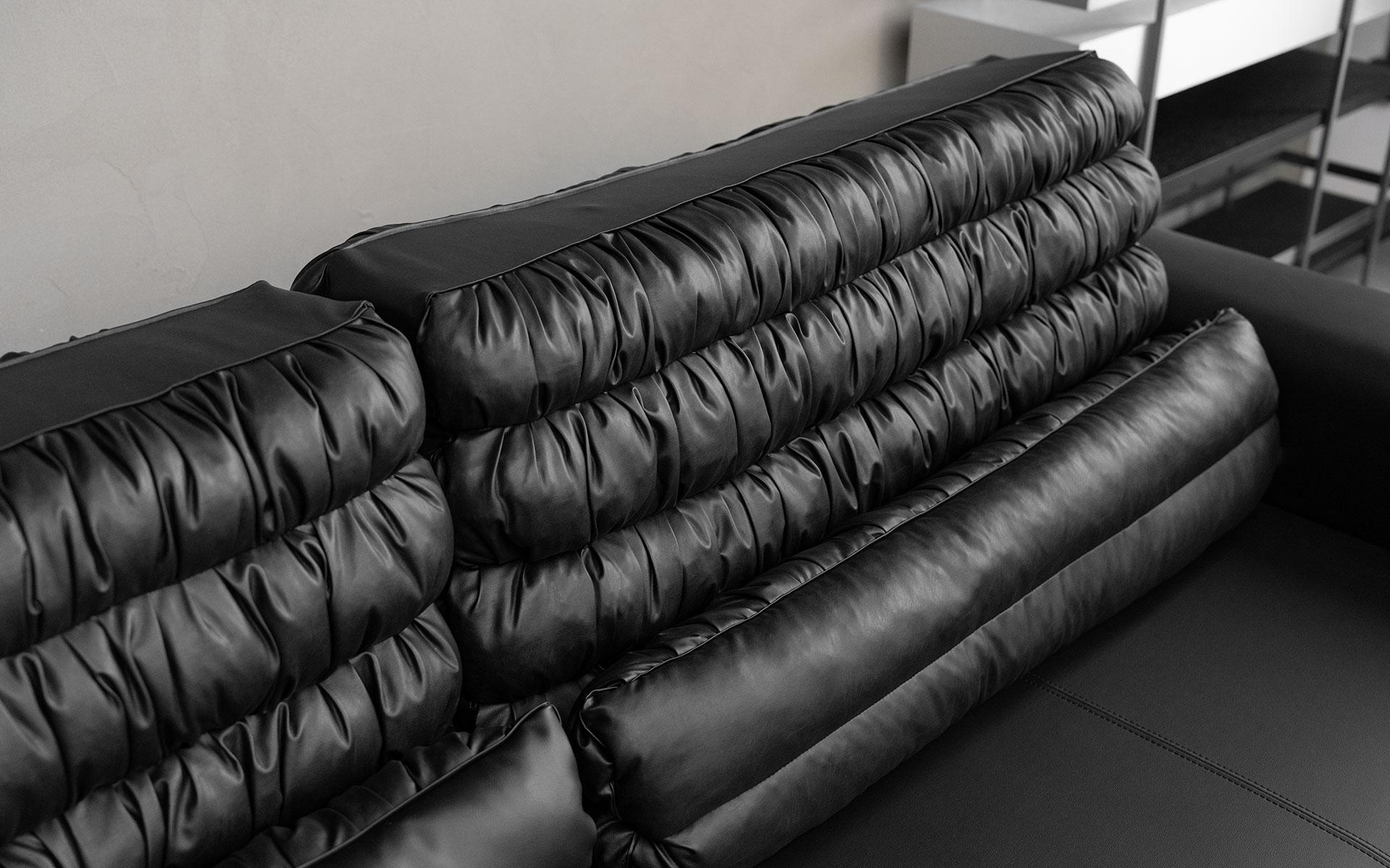 Moderne Buredo Canapé d'angle moderne en simili cuir noir avec pieds en métal en vente