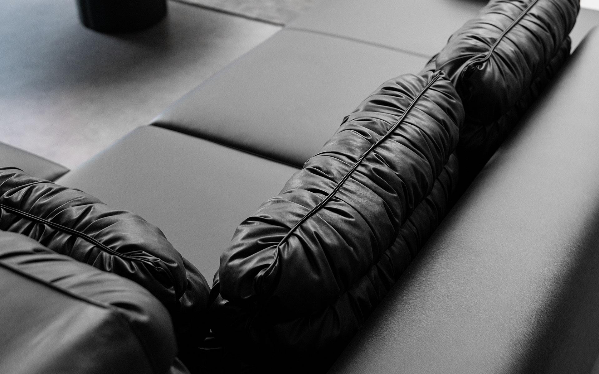 Turc Buredo Canapé d'angle moderne en simili cuir noir avec pieds en métal en vente