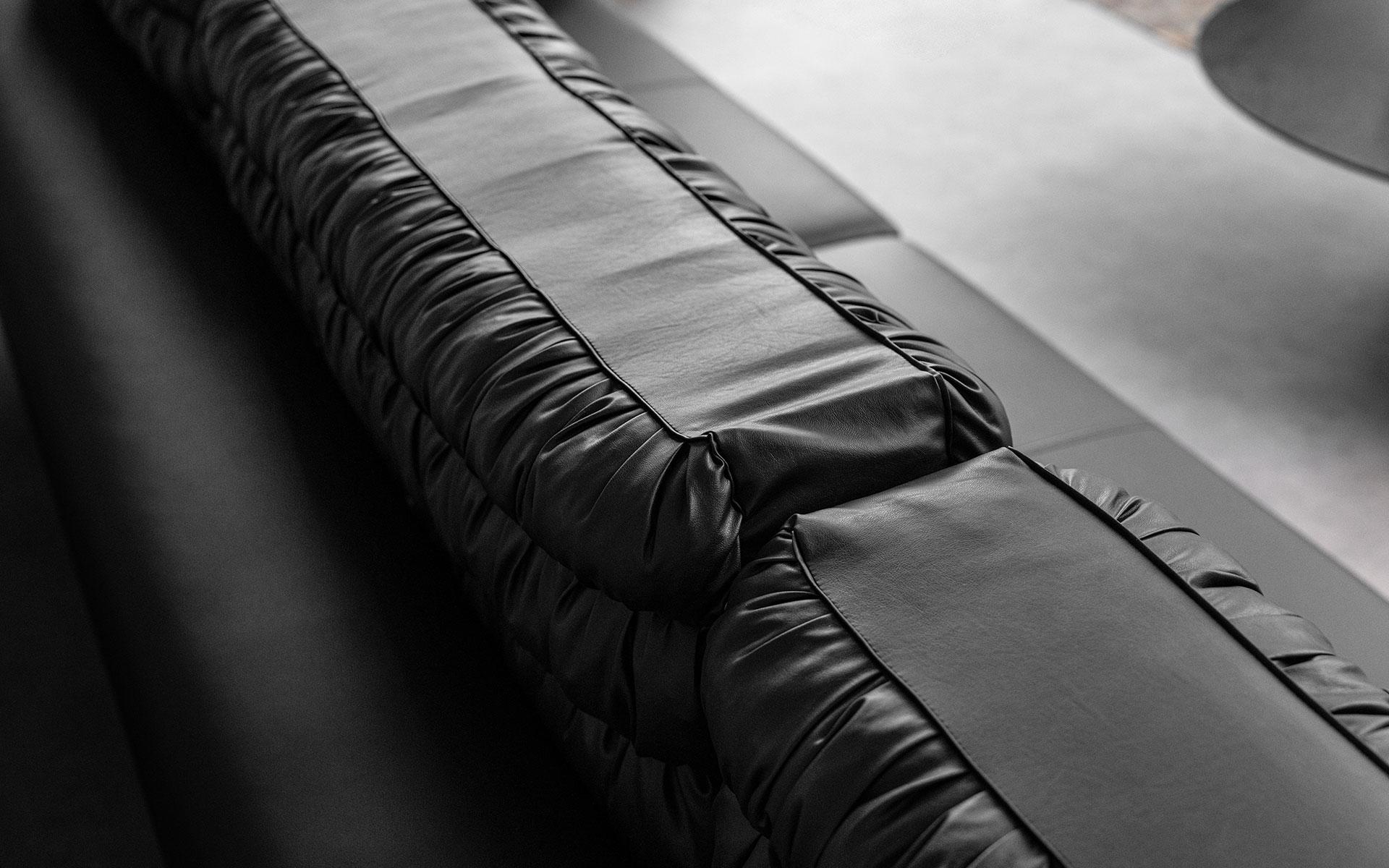 Fait main Buredo Canapé d'angle moderne en simili cuir noir avec pieds en métal en vente