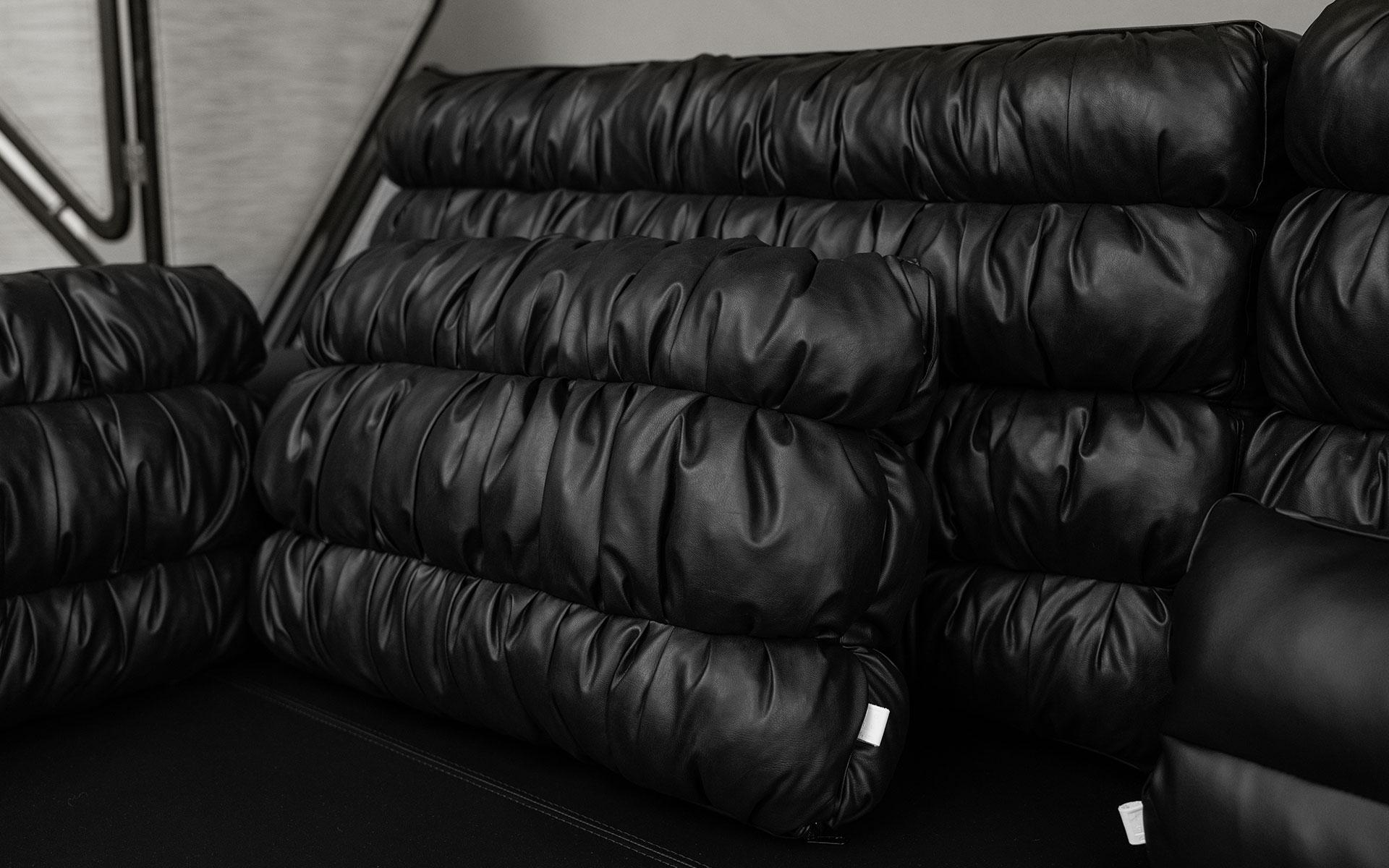 Buredo Canapé d'angle moderne en simili cuir noir avec pieds en métal en vente 1