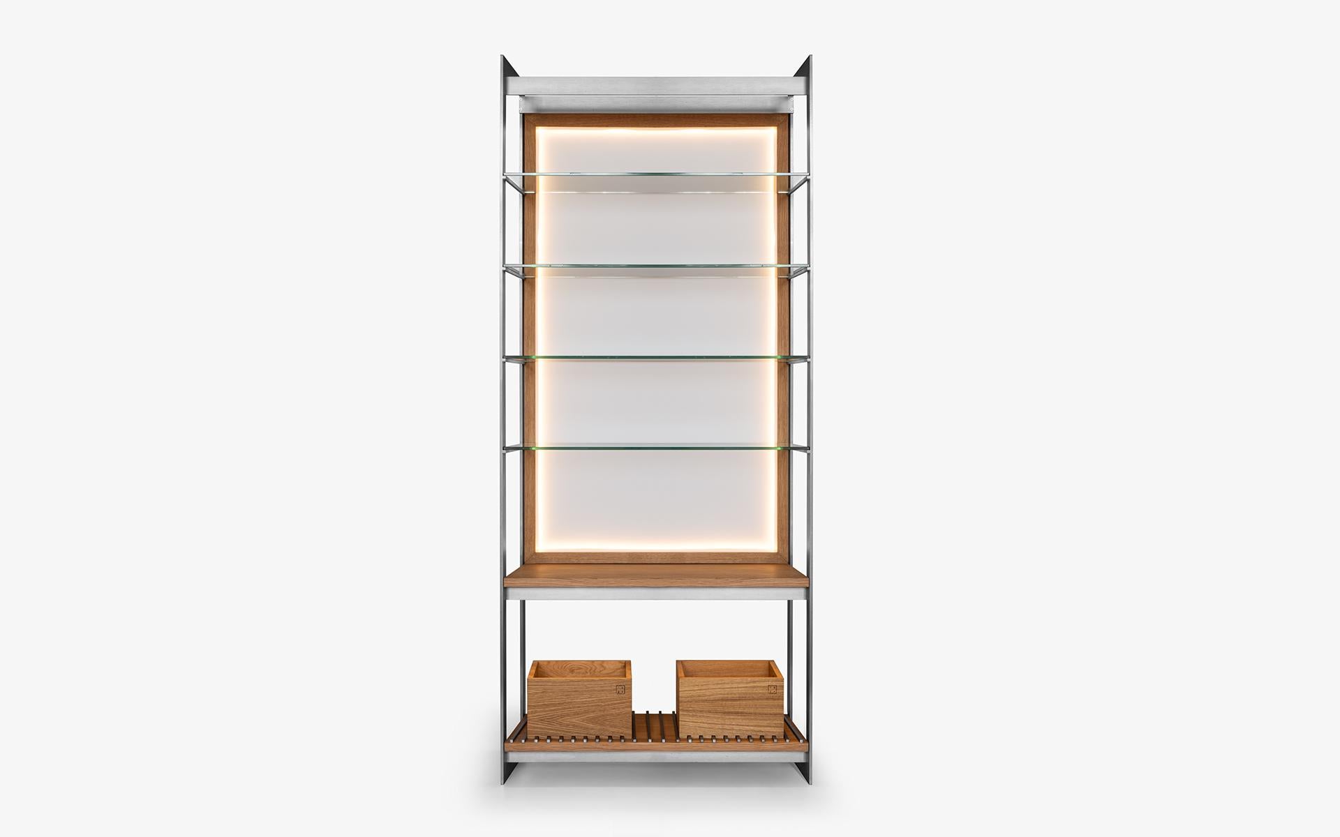 - Pannello posteriore illuminato a LED
- Ripiani impiallacciati in Oak naturale
- Contenitori rimovibili impiallacciati in Oak Oak naturale
- Robusta struttura in metallo